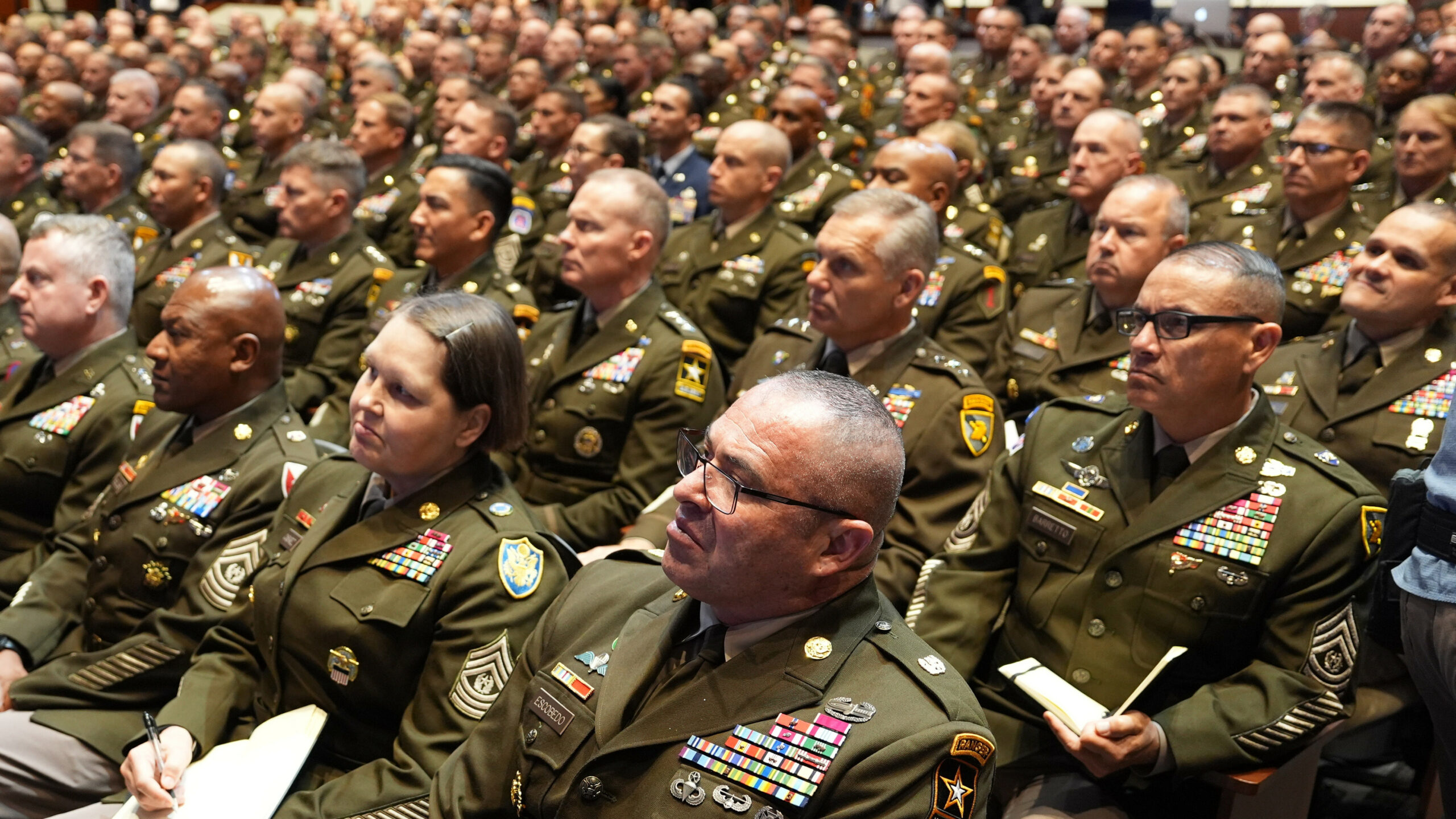 Alle US-Generäle mussten der Rede Trump zum „Feind im Inneren“ lauschen.