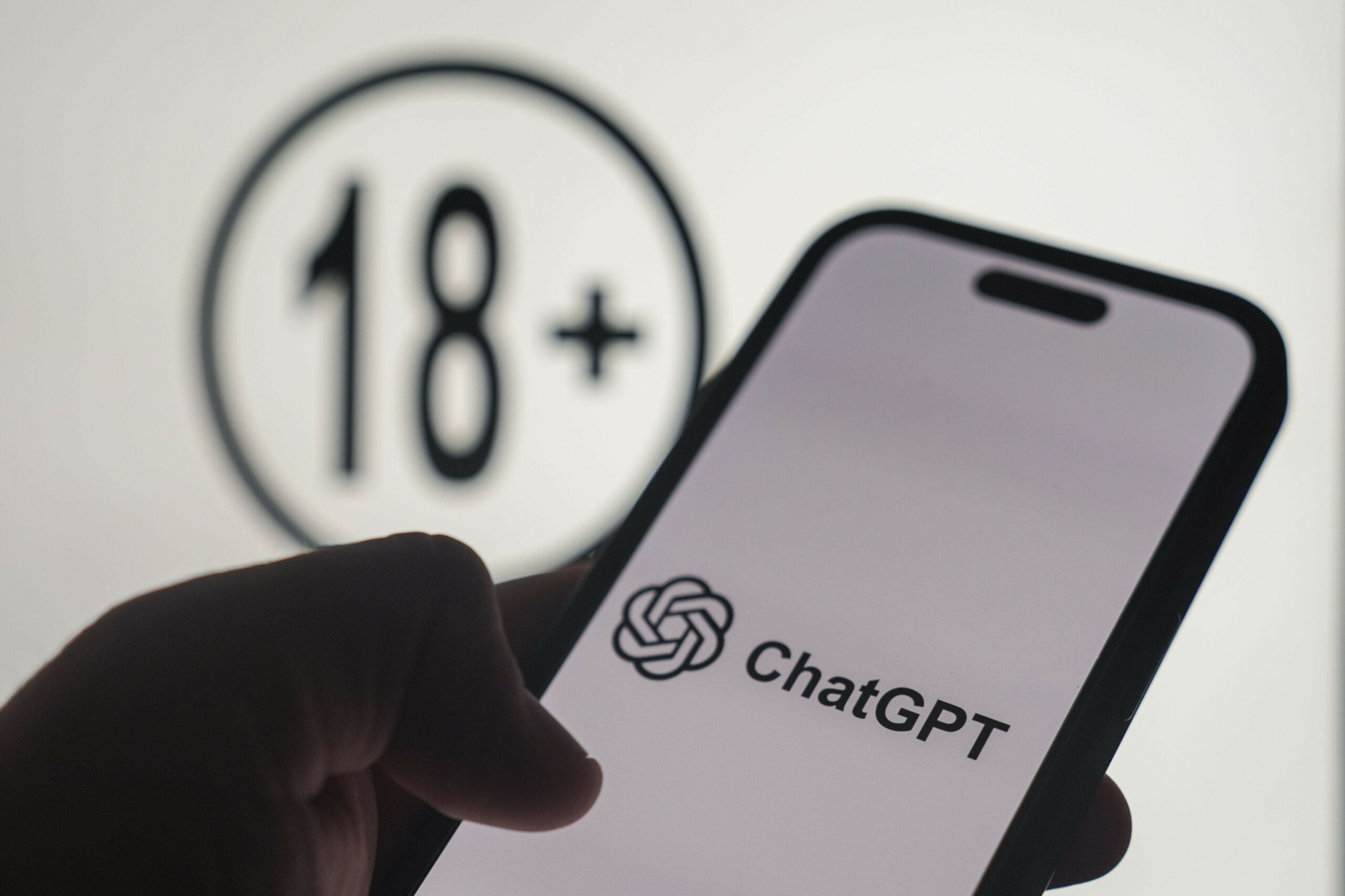Handy mit Chatgpt und im Hintergrund steht 18+.