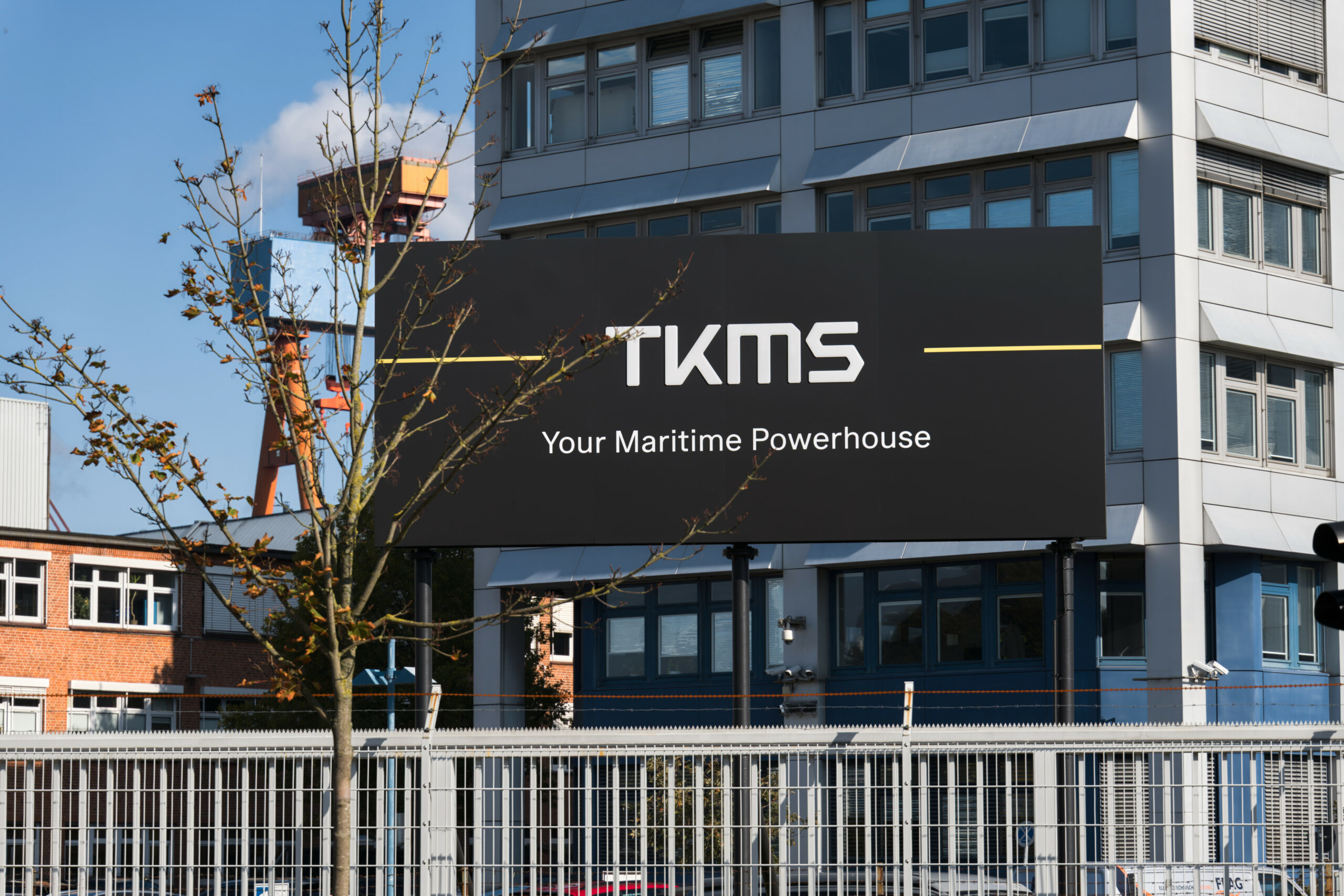 Ein Schwarzes Schild mit der Aufschrift: TKMS