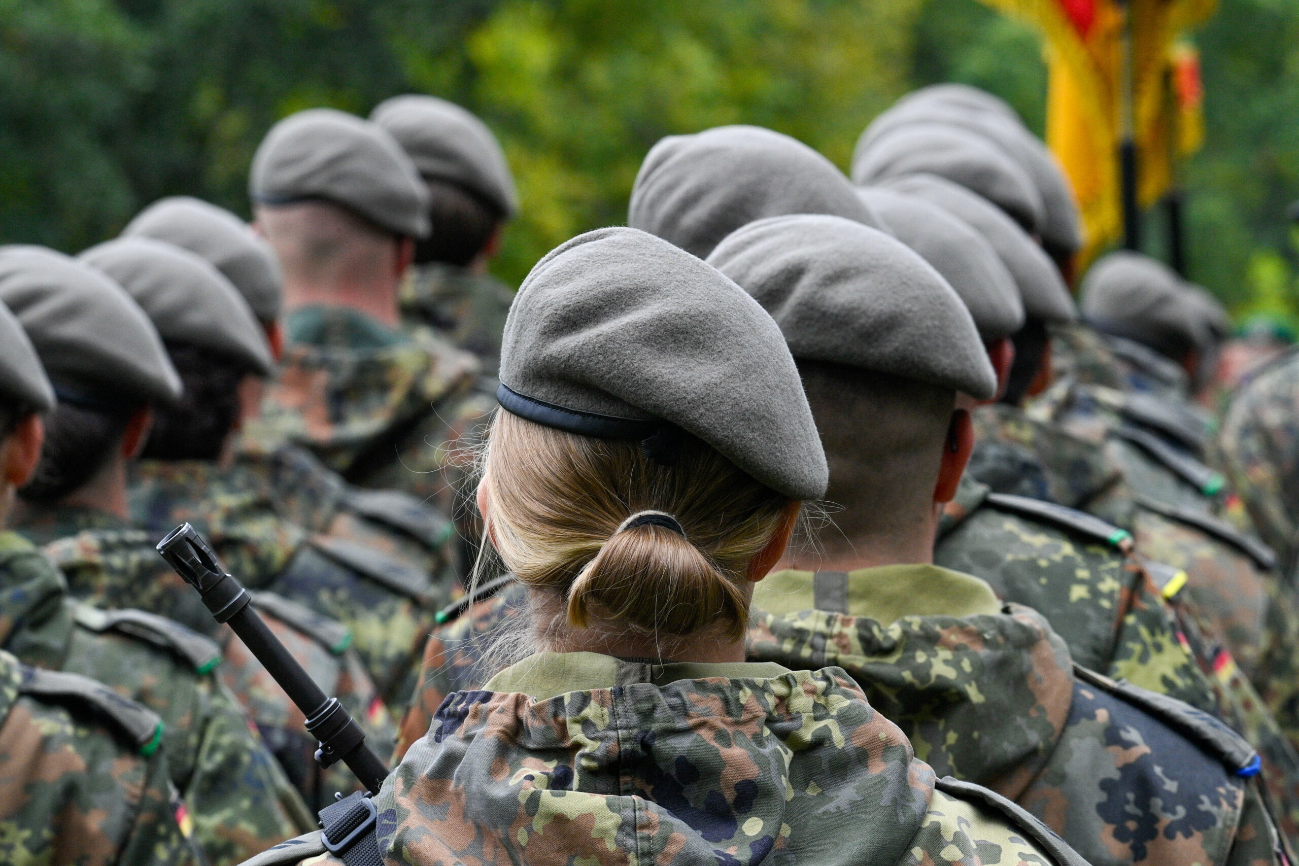 Soldaten und Soldatinnen sind angetreten.