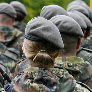 Soldaten und Soldatinnen sind angetreten.