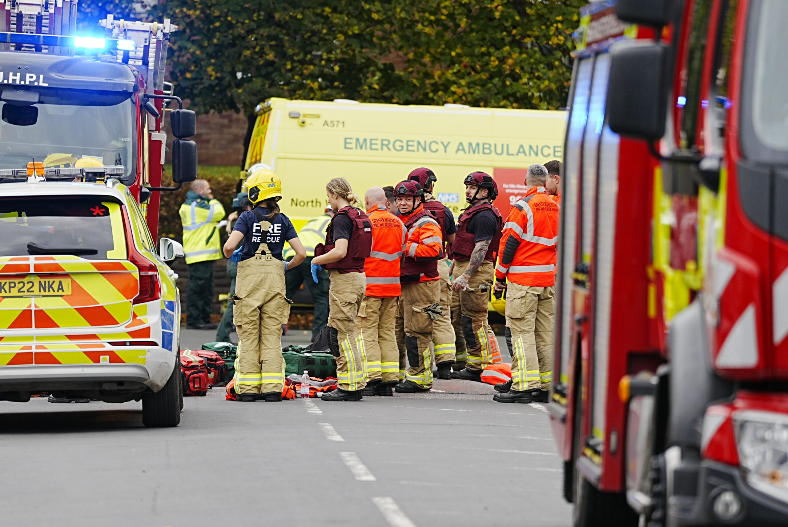 Einsatzkräfte vor der Synagoge in Manchester, die angegriffen wurde.
