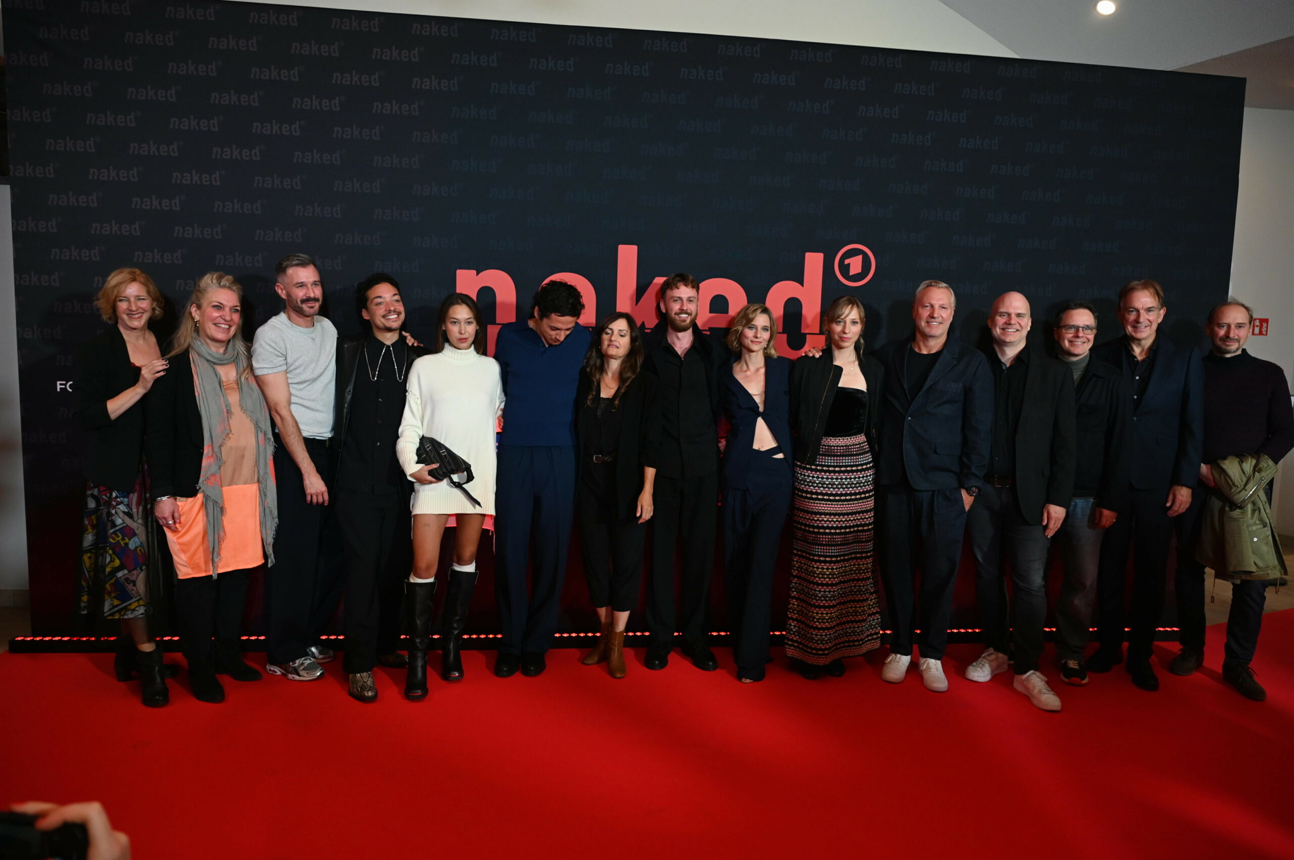 Der Cast von "Naked" steht auf dem roten Teppich.