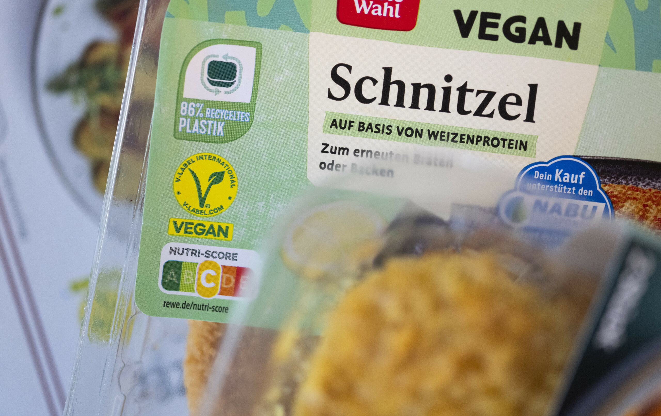 Eine Packung veganes Schnitzel auf Basis von Weizenprotein steht auf einem Küchentisch.