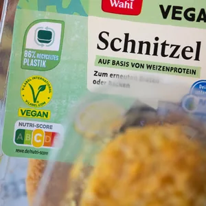 Eine Packung veganes Schnitzel auf Basis von Weizenprotein steht auf einem Küchentisch.