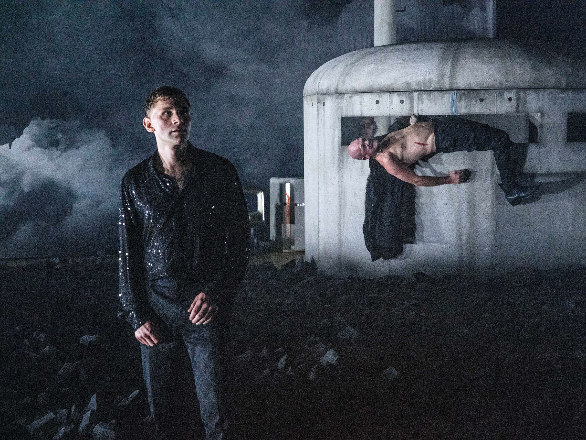 Düstere Atmosphäre, Atomschutzbunker inklusive. In Castorf Neuinterpretation von Shakespeares „Hamlet“ spielt Paul Behren (l.) die Hauptrolle.