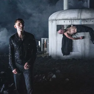 Düstere Atmosphäre, Atomschutzbunker inklusive. In Castorf Neuinterpretation von Shakespeares „Hamlet“ spielt Paul Behren (l.) die Hauptrolle.