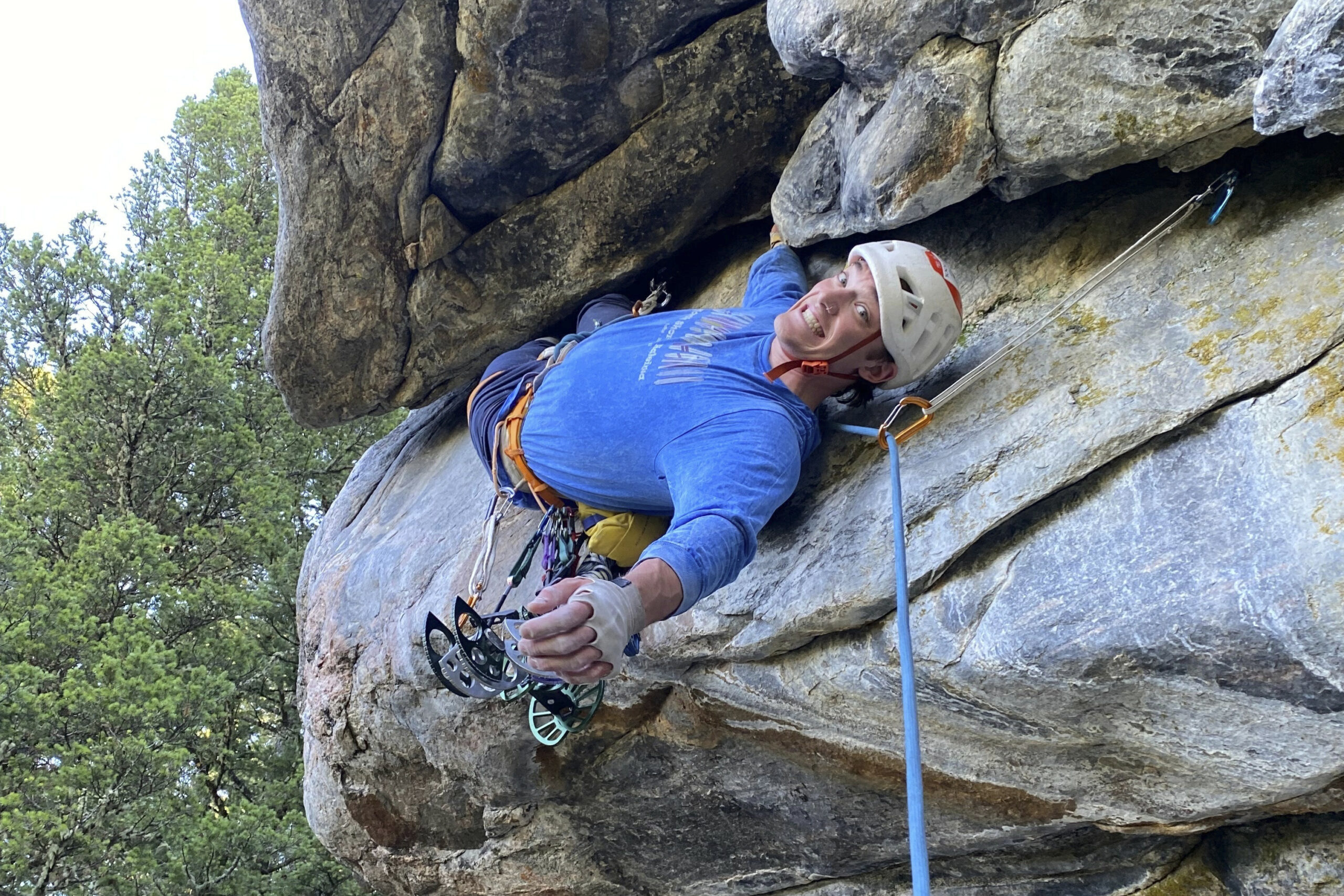 Der Bergsteiger Balin Miller aus Alaska beim Klettern der Route „Croc's Nose“ am Crocodile Rock im Hyalite Canyon.