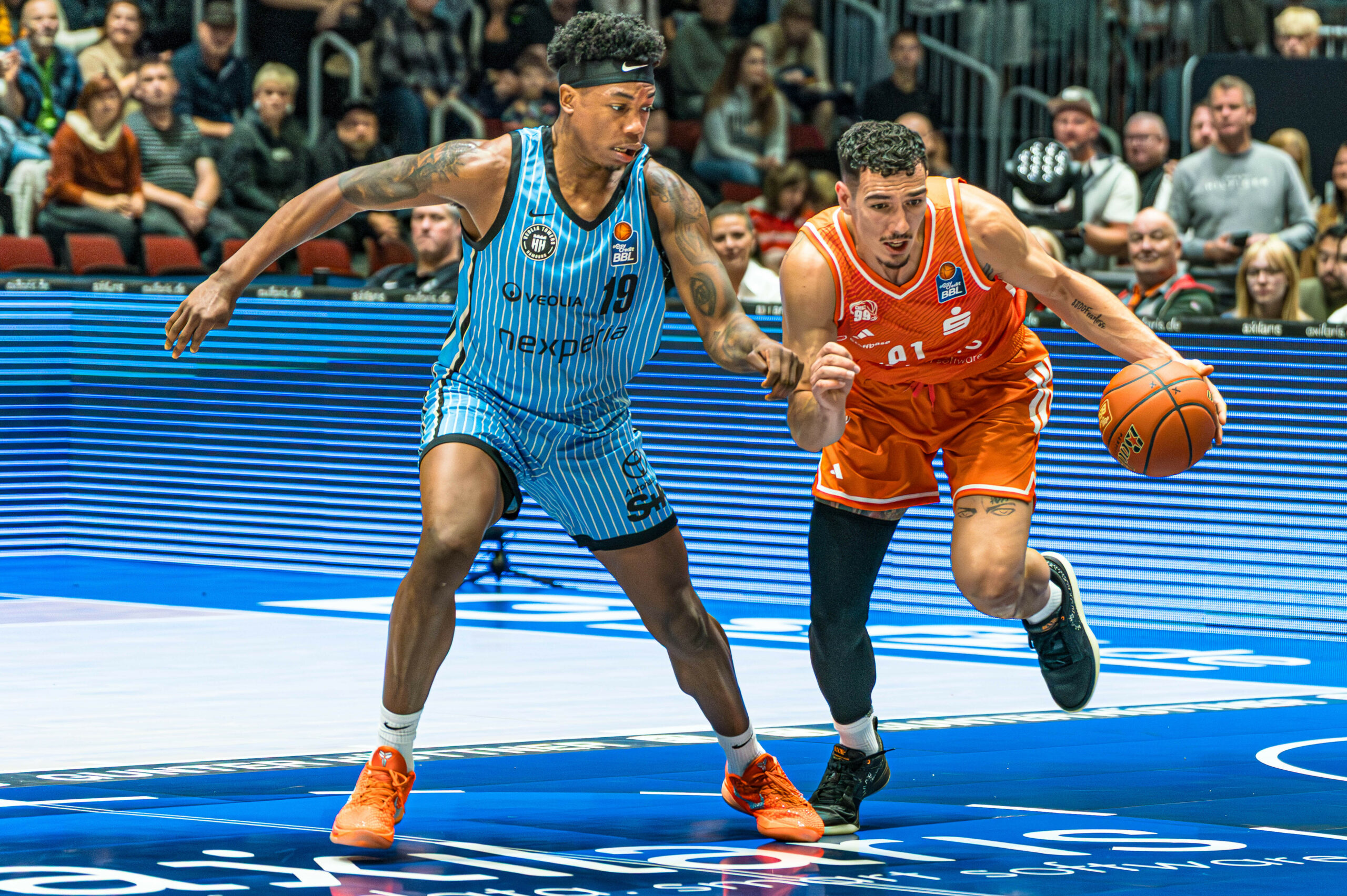 Justin Edler Davis im Zweikampf mit Yordan Minchev