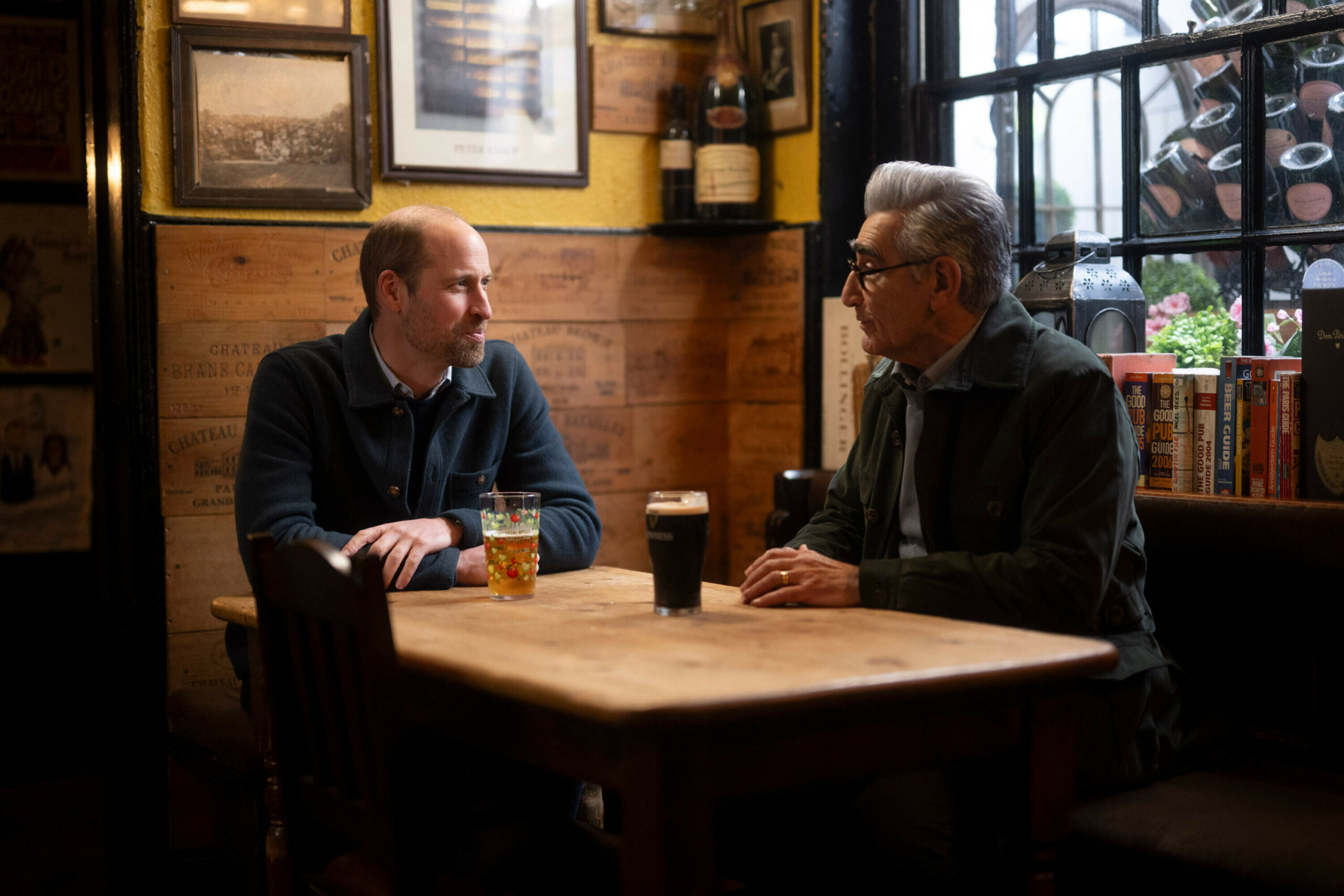 Hollywood-Star Eugene Levy trifft Prinz William auf Schloss Windsor – bei einer Führung und im Pub spricht der Thronfolger ungewöhnlich offen über sein Leben.