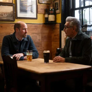Hollywood-Star Eugene Levy trifft Prinz William auf Schloss Windsor – bei einer Führung und im Pub spricht der Thronfolger ungewöhnlich offen über sein Leben.