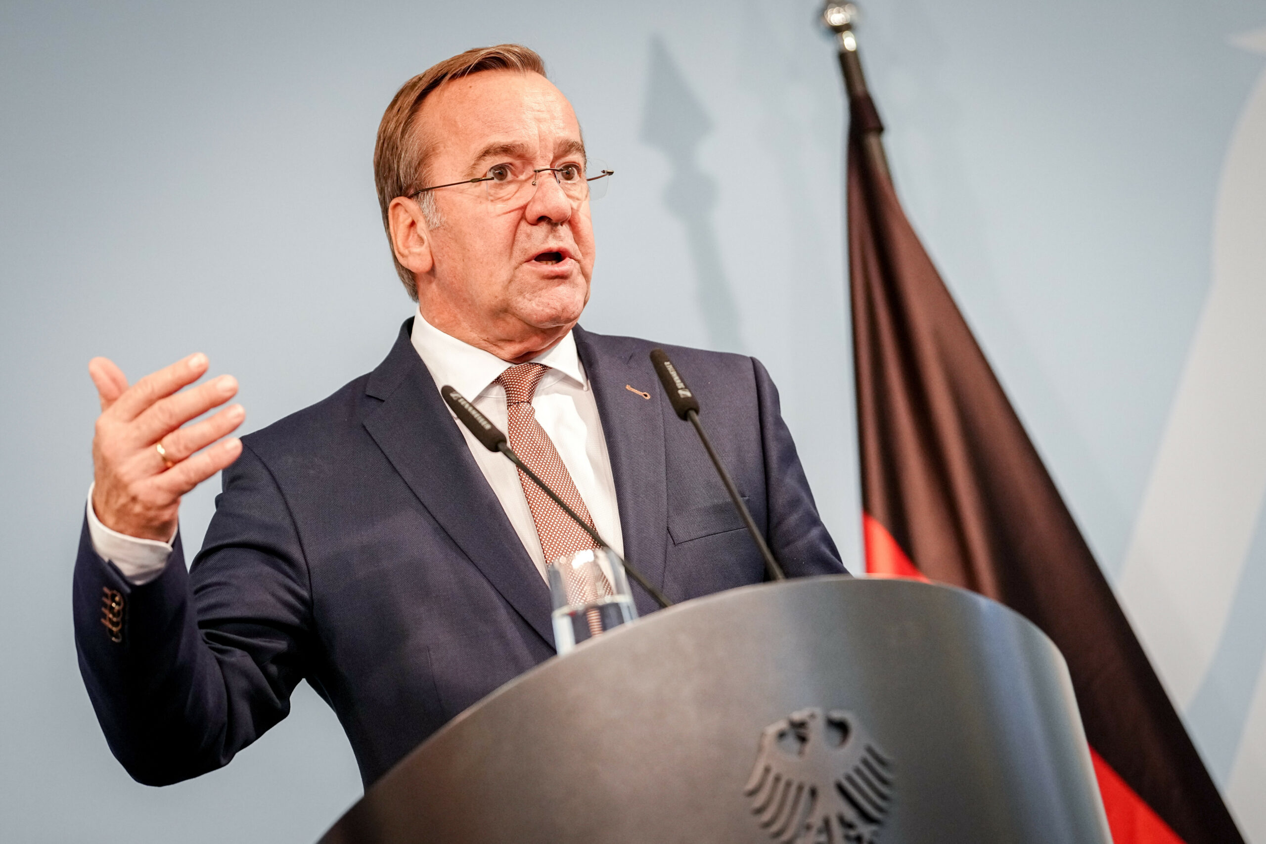 Boris Pistorius (SPD), Bundesminister der Verteidigung, gibt im Verteidigungsministerium eine Pressekonferenz. Er steht an einem Podium. Er gestikuliert auch mit seiner Hand.