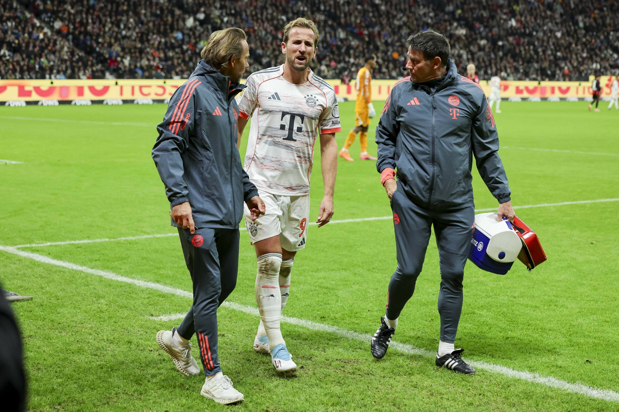 Harry Kane verlässt mit Unterstützung den Frankfurter Rasen