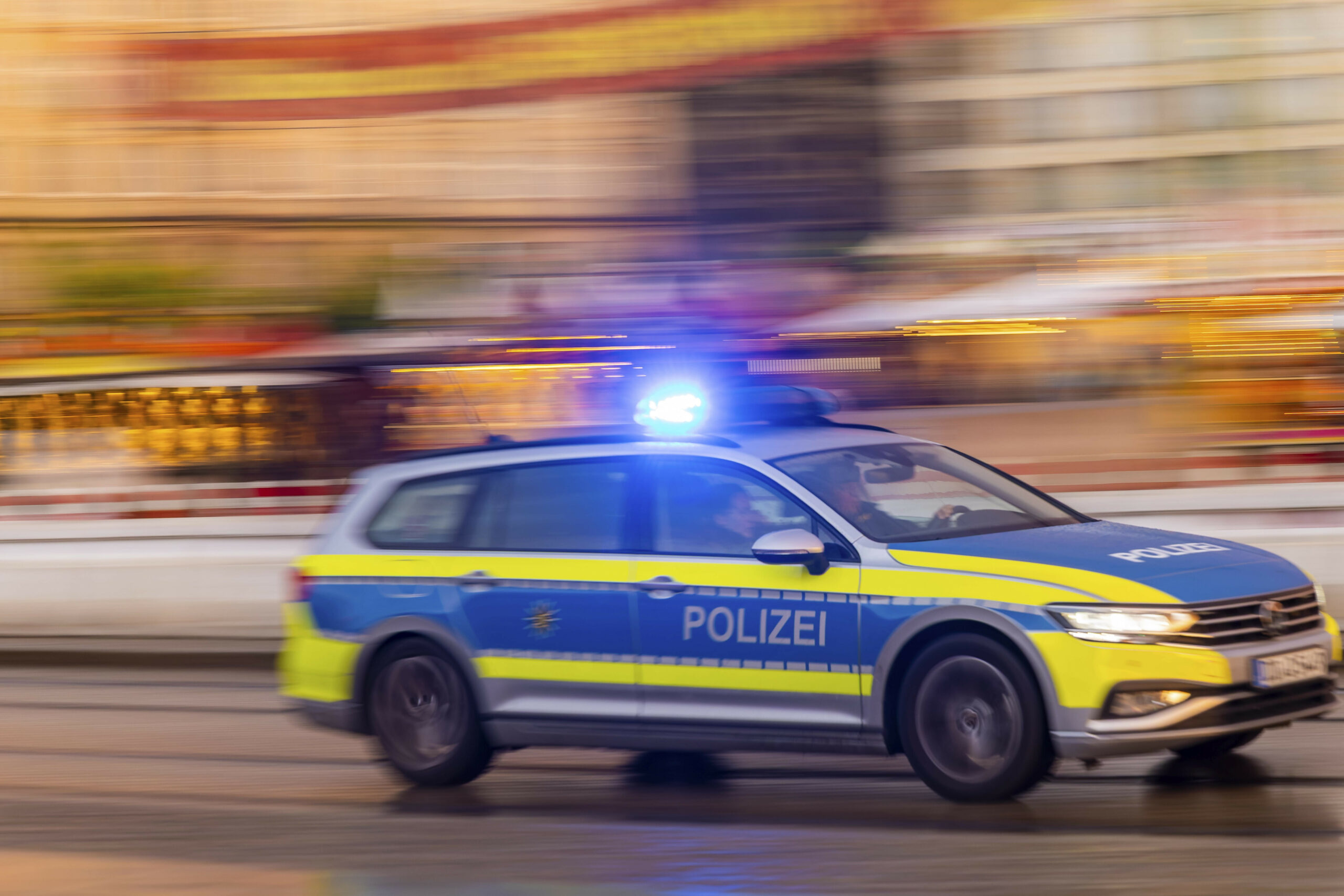 Flüchtiger Autofahrer liefert sich wilde Verfolgungsjagd mit der Polizei.