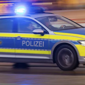 Flüchtiger Autofahrer liefert sich wilde Verfolgungsjagd mit der Polizei.