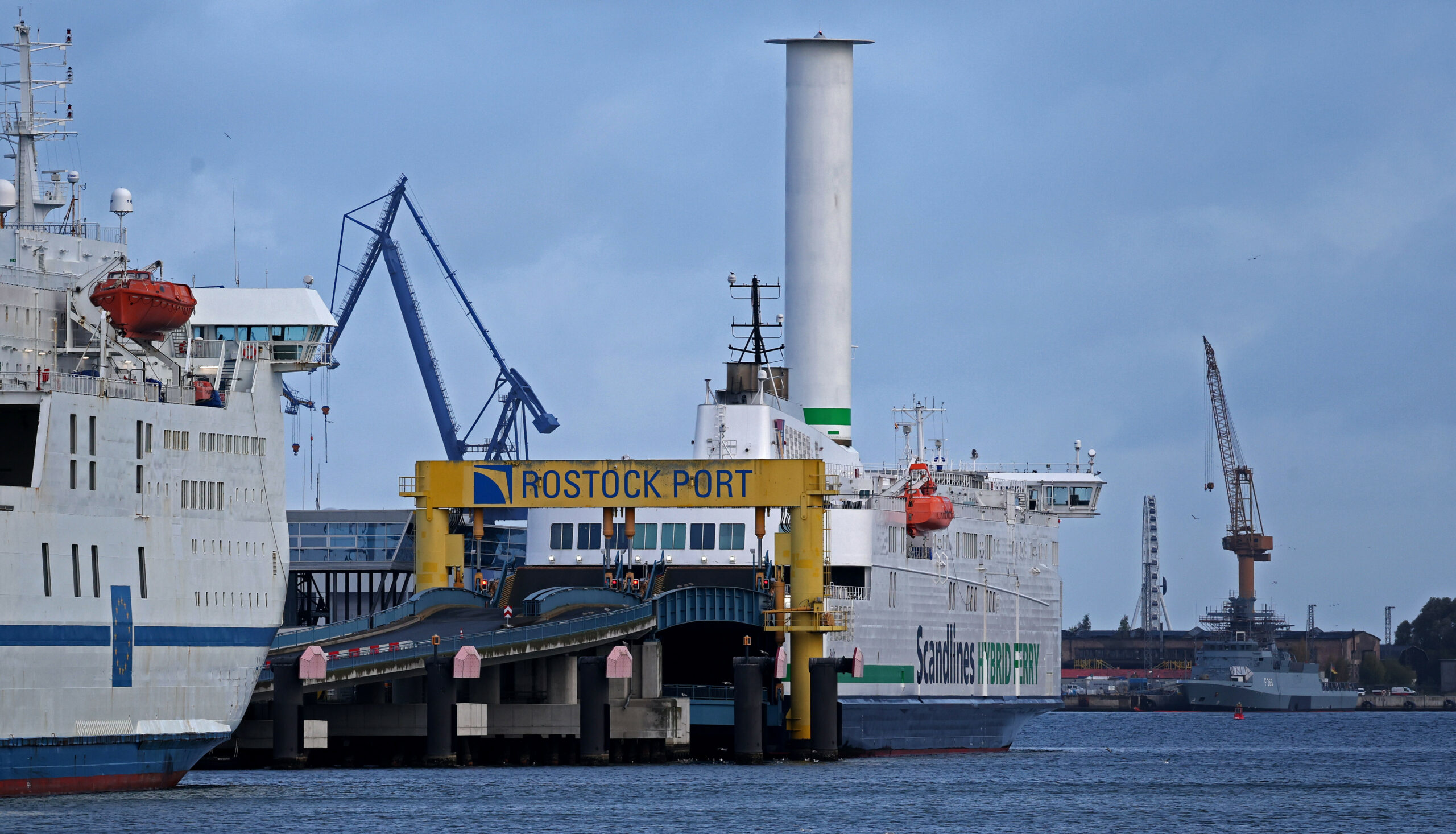 Die Scanlines-Fähre „Berlin“ liegt im Fährterminal im Überseehafen Rostock.