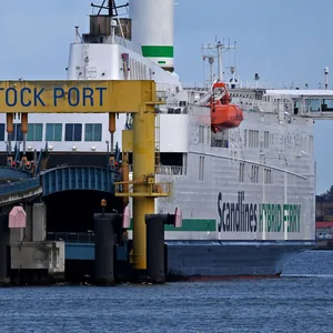 Die Scanlines-Fähre „Berlin“ liegt im Fährterminal im Überseehafen Rostock.