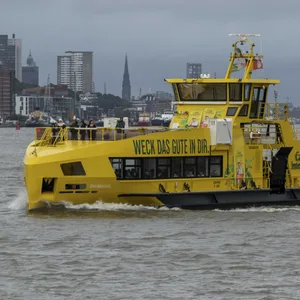 Eine Fähre der HADAG fährt auf der Elbe.