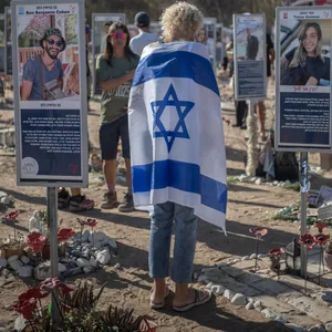 Eine Frau trägt die israelische Flagge auf dem Nova-Festplatz während einer Zeremonie zum Gedenken an den zweiten Jahrestag des von der Hamas verübten Anschlags vom 7. Oktober.