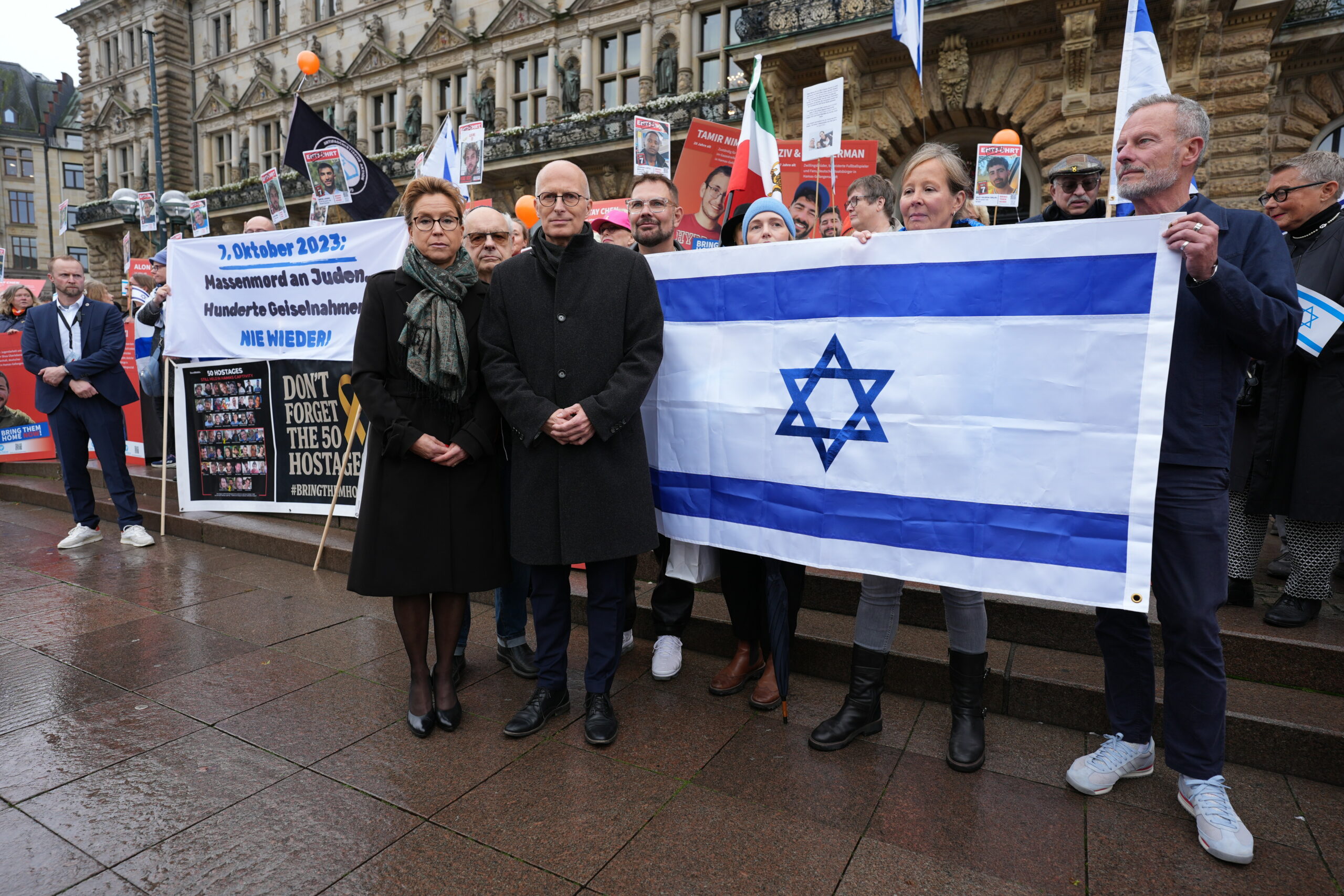 Carola Veit und Peter Tschentscher bei einer Mahnwache vor dem Hamburger Rathaus
