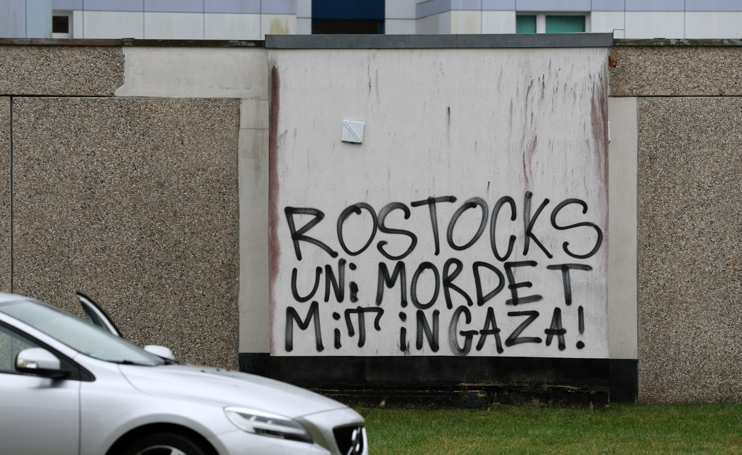 „Rostocks Uni mordet mit in Gaza!“ steht an einem Gebäude der Universität.