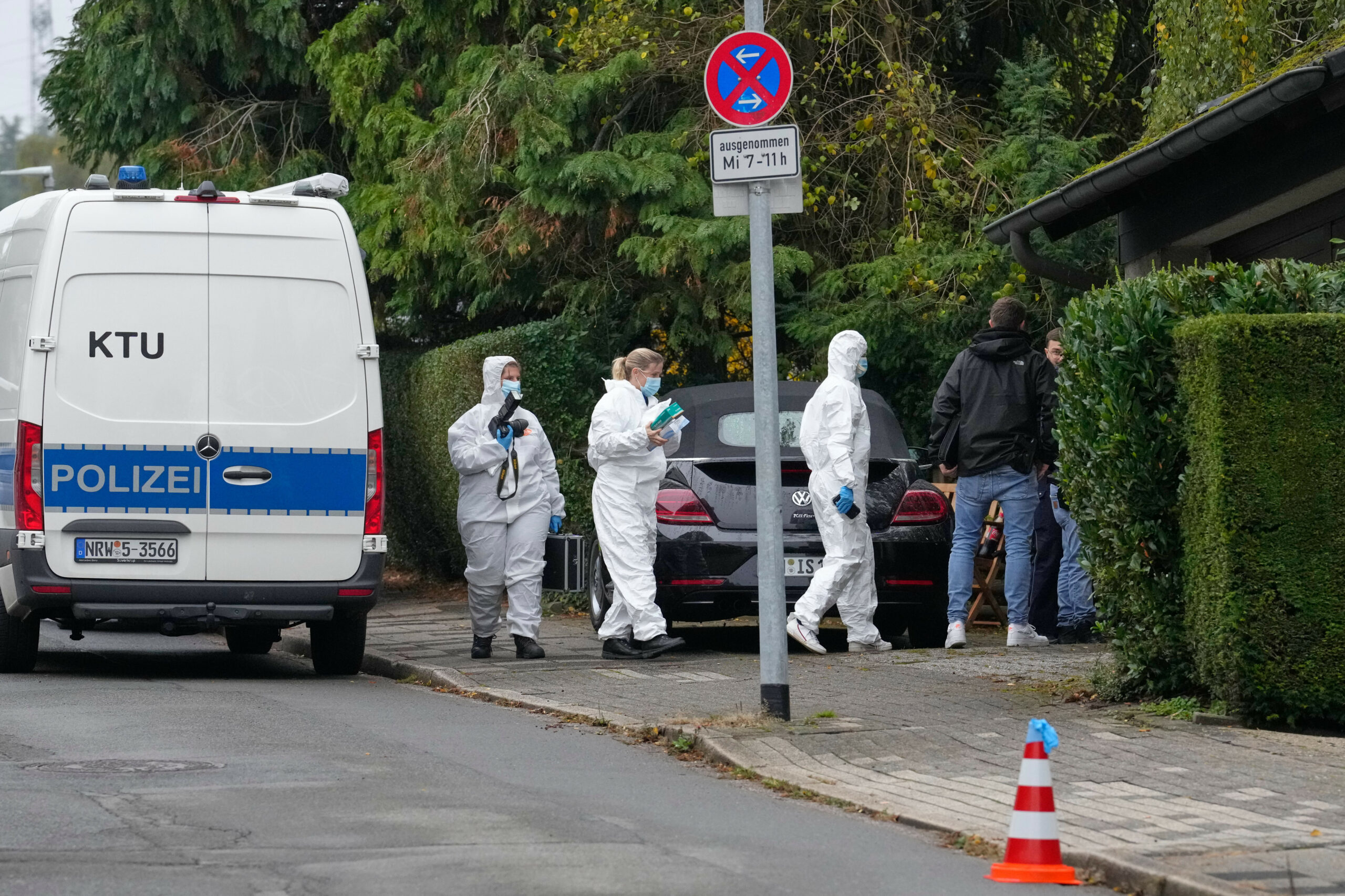 Beamte der Spurensicherung am Tatort in Herdecke.