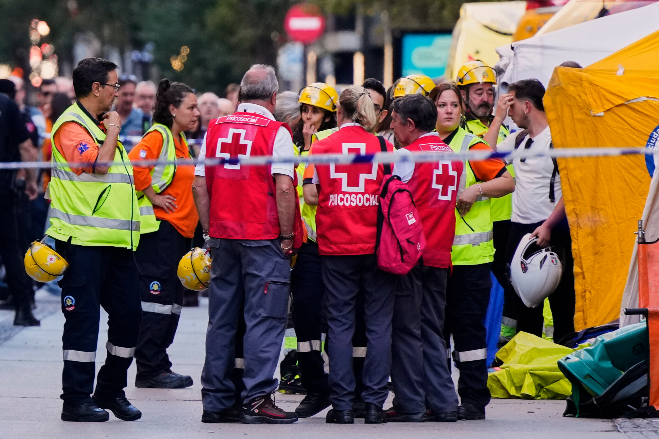 Einsatzkräfte stehen an der Stelle, an der das Gebäude in Madrid zusammenstürzte.