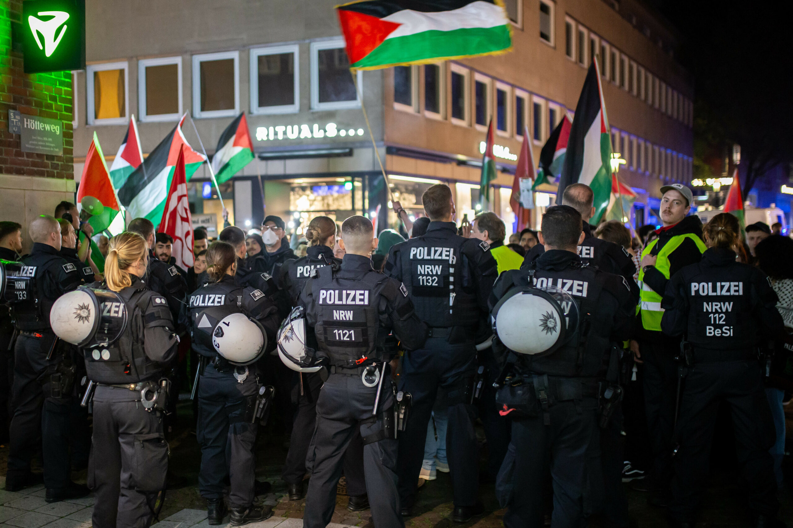Zwei Männer wurden aus der antiisraelischen Versammlung vorübergehend in Gewahrsam genommen. (Symbolbild)