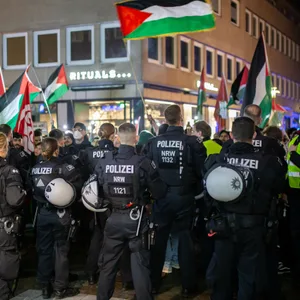 Zwei Männer wurden aus der antiisraelischen Versammlung vorübergehend in Gewahrsam genommen. (Symbolbild)