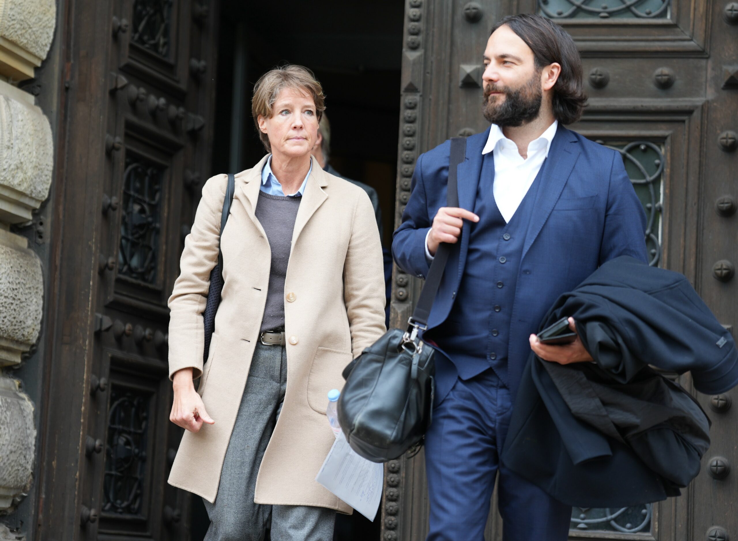 Christina Block und Anwalt Ingo Bott (r) verlassen das Strafjustizgebäude nach dem Prozess.