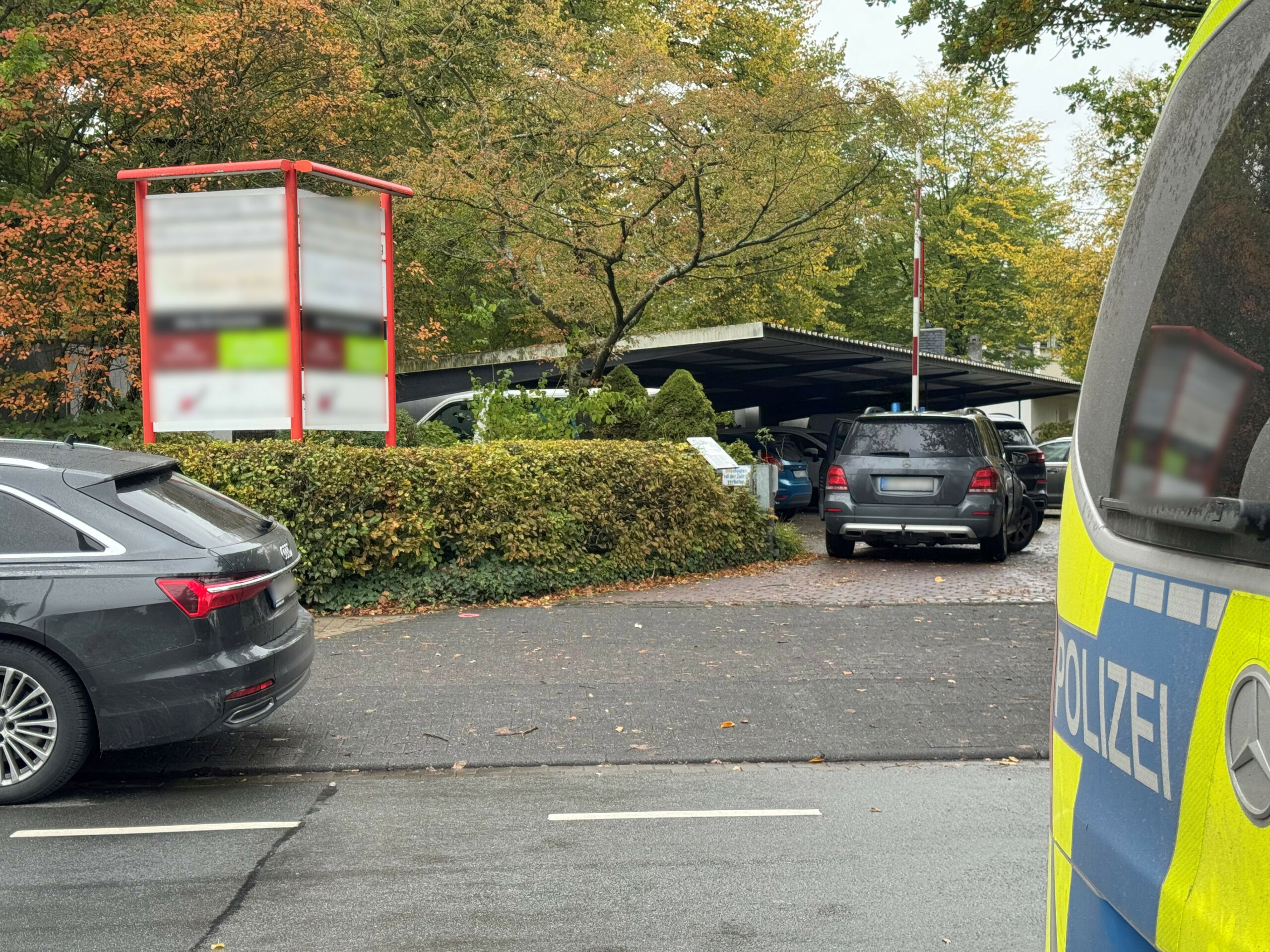 Einsatzwagen der Polizei stehen vor einer Paderborner Berufsschule. An der Schule ist am Mittwoch eine Schülerin mit einem Messer angegriffen worden. Die Schülerin habe lebensgefährliche Verletzungen erlitten und werde notoperiert, teilte die Polizei mit. Der Tatverdächtige sei zunächst geflohen, sei dann aber festgenommen worden.
