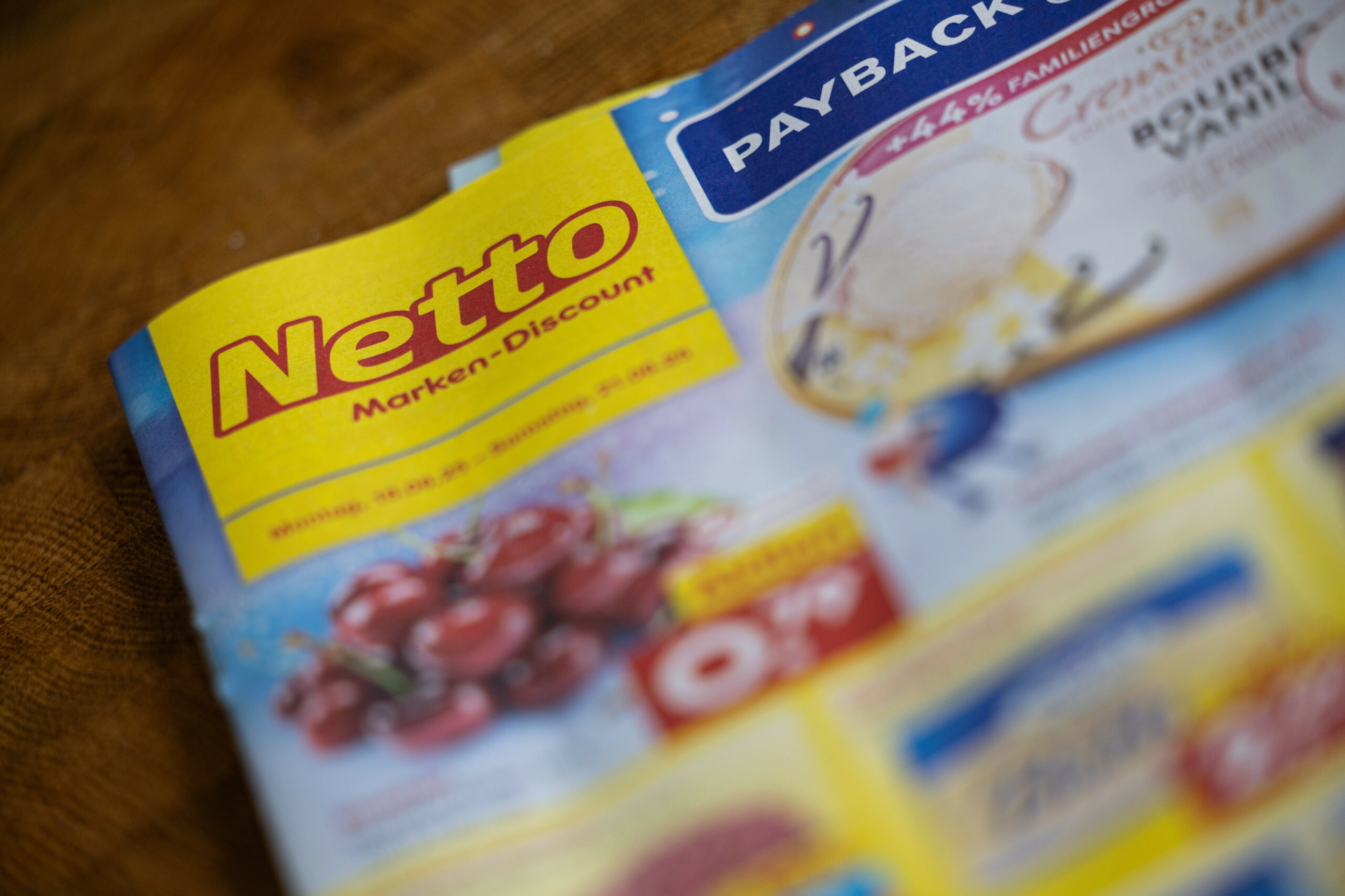 Ein Netto-Prospekt auf einem Tisch.