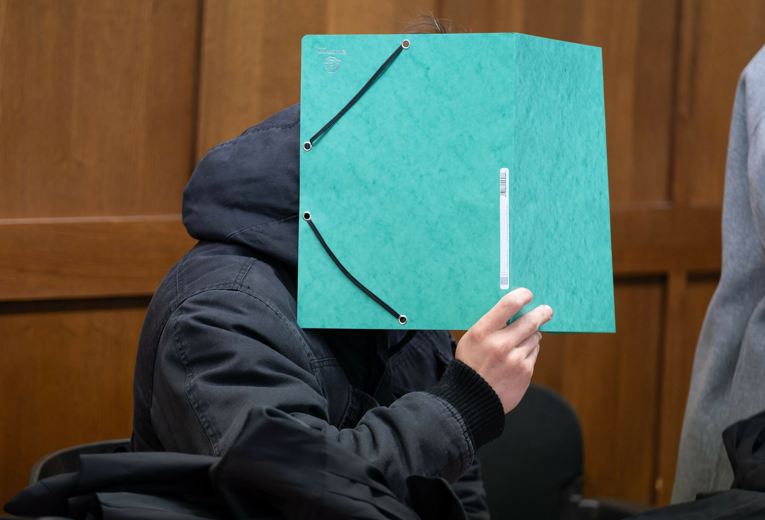 Der Angeklagte sitzt im Gerichtssaal im Amtsgericht Hannover. Nach einem Angriff auf die Gedenkstätte Hannover-Ahlem steht ein 26-Jähriger vor Gericht. Die Staatsanwaltschaft wirft ihm unter anderem Sachbeschädigung und einen Verstoß gegen das Waffengesetz vor, wie das Amtsgericht mitteilte.