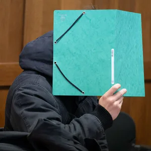 Der Angeklagte sitzt im Gerichtssaal im Amtsgericht Hannover. Nach einem Angriff auf die Gedenkstätte Hannover-Ahlem steht ein 26-Jähriger vor Gericht. Die Staatsanwaltschaft wirft ihm unter anderem Sachbeschädigung und einen Verstoß gegen das Waffengesetz vor, wie das Amtsgericht mitteilte.