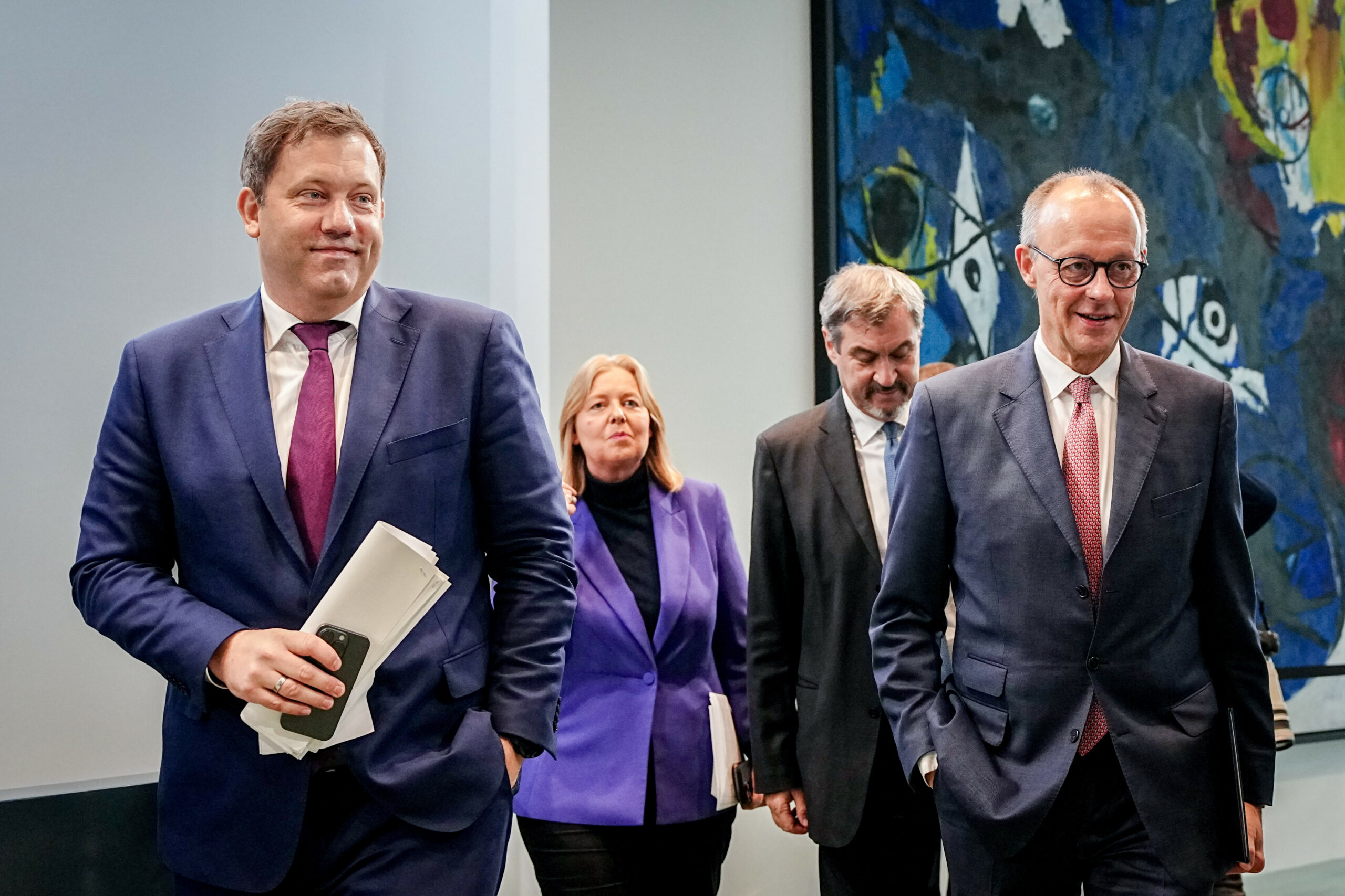 Lars Klingbeil (l-r,SPD), Bundesminister der Finanzen, Vizekanzler und SPD-Bundesvorsitzender, Bärbel Bas (SPD), Bundesministerin für Arbeit und Soziales und SPD-Parteivorsitzende, Markus Söder, Ministerpräsident von Bayern und CSU-Vorsitzender, und Bundeskanzler Friedrich Merz (CDU) verlassen die Pressekonferenz nach dem Koalitionsausschuss im Bundeskanzleramt.