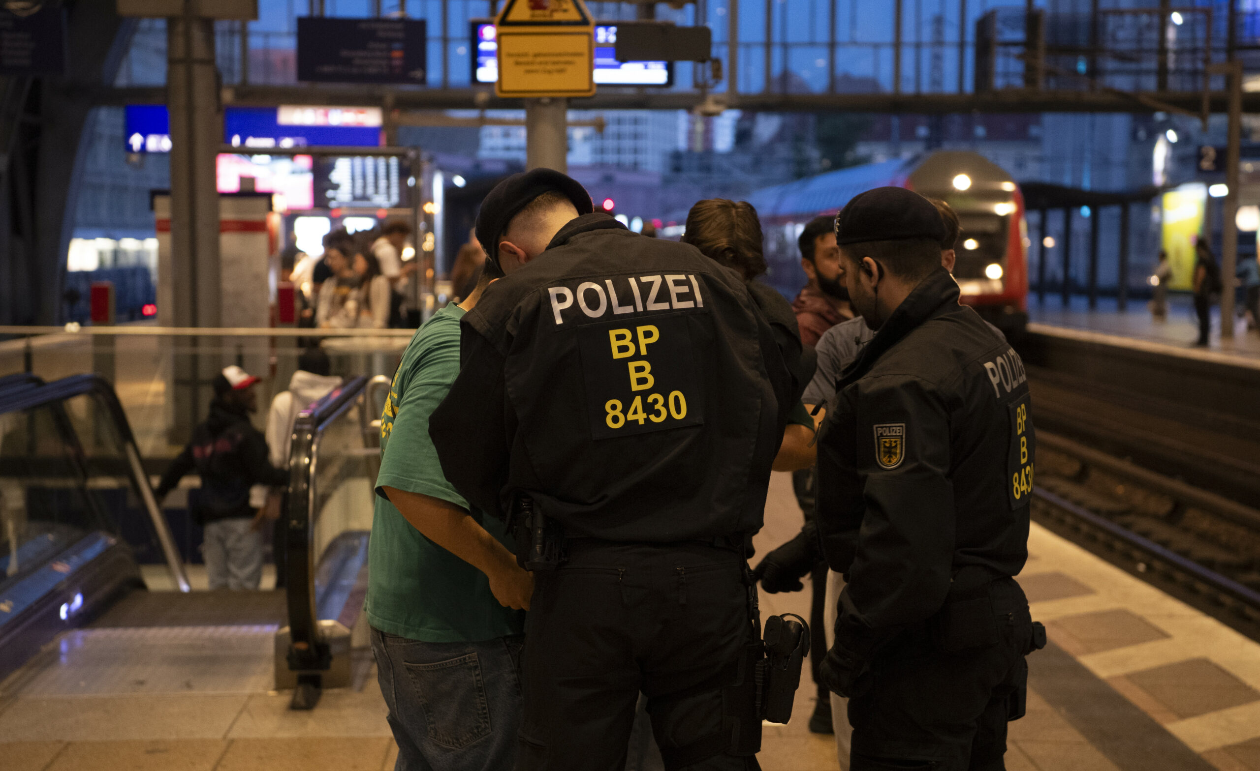 Bundespolizei verstärkt Kontrollen an Bahnhöfen. Denn trotz eines Waffenverbots kommt es oft zu Gewaltdelikten.