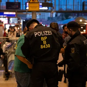 Bundespolizei verstärkt Kontrollen an Bahnhöfen. Denn trotz eines Waffenverbots kommt es oft zu Gewaltdelikten.