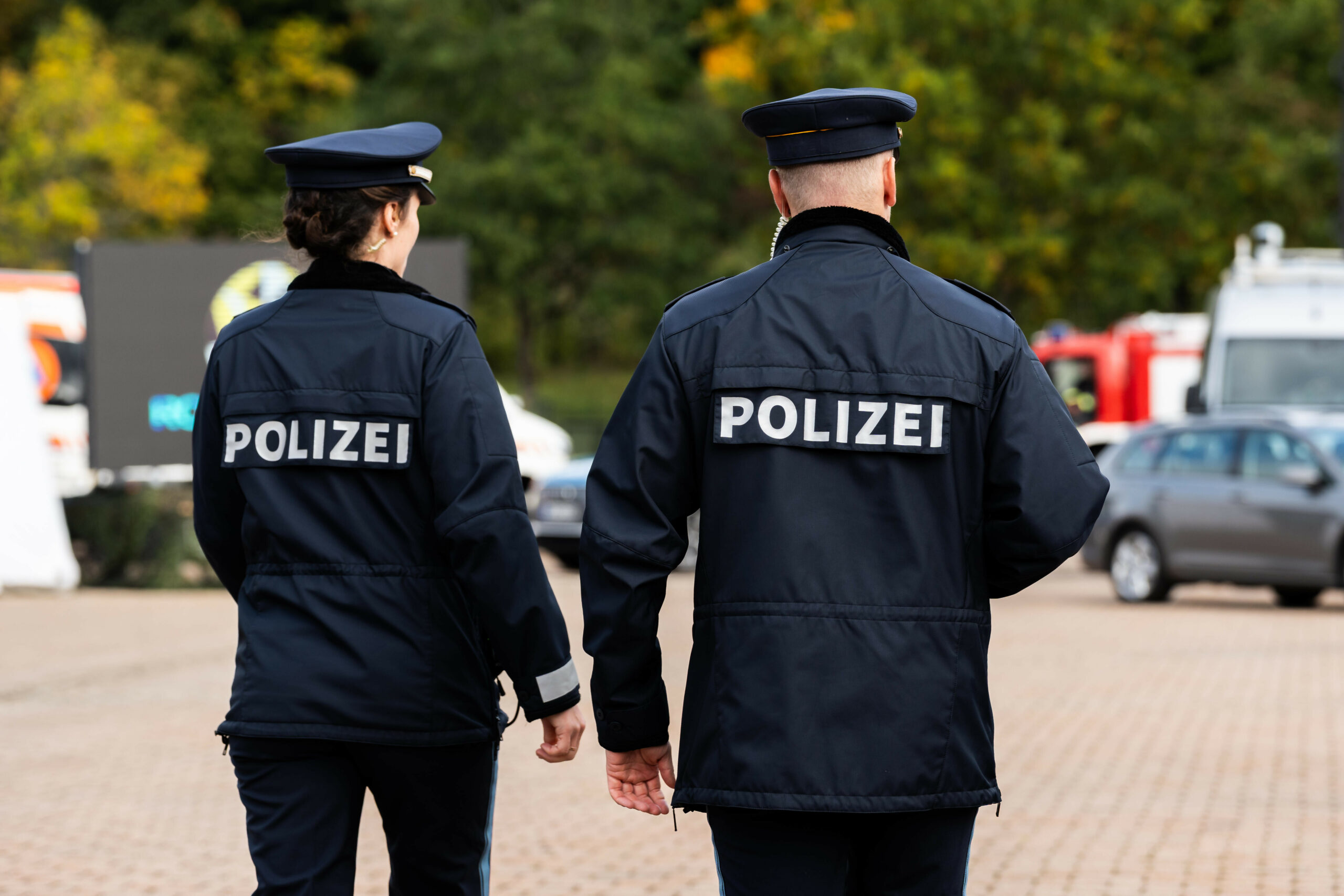 Falsche Polizisten erbeuten bei Senioren in altona Geld und Gewehre