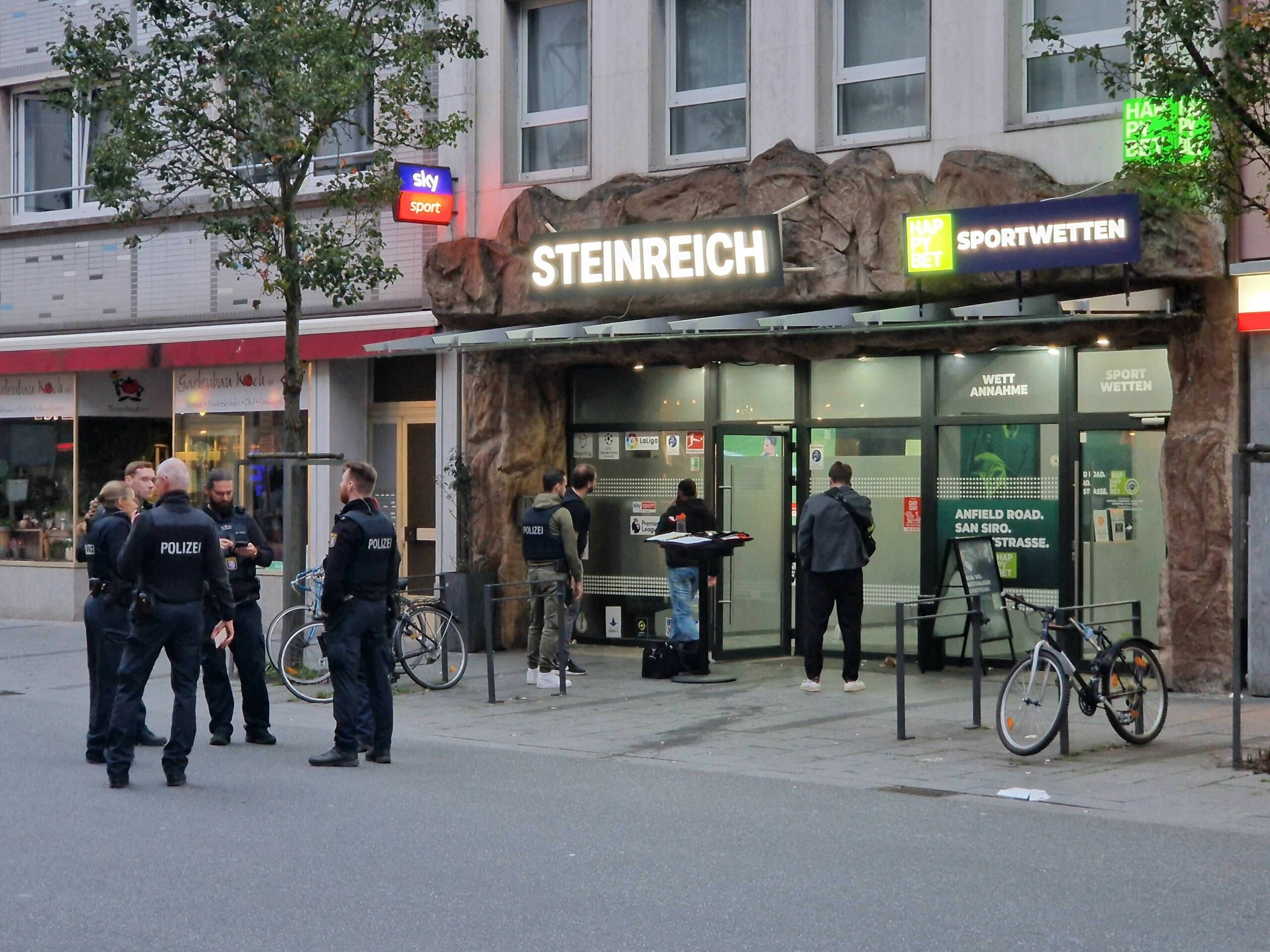 Polizeibeamte stehen auf dem Marktplatz. Ein Unbekannter hat auf dem Marktplatz von Gießen mehrere Schüsse abgegeben.