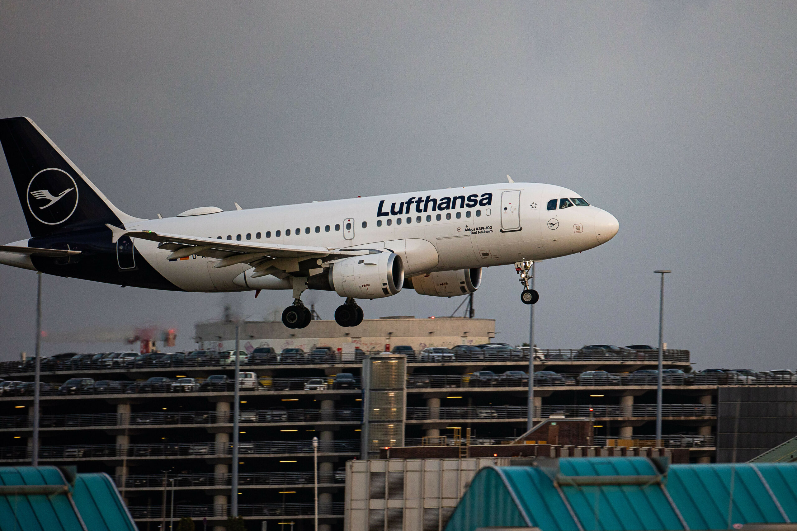 Ein Lufthansa-Jet landet am Flughafen Hamburg.
