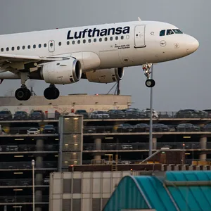 Ein Lufthansa-Jet landet am Flughafen Hamburg.