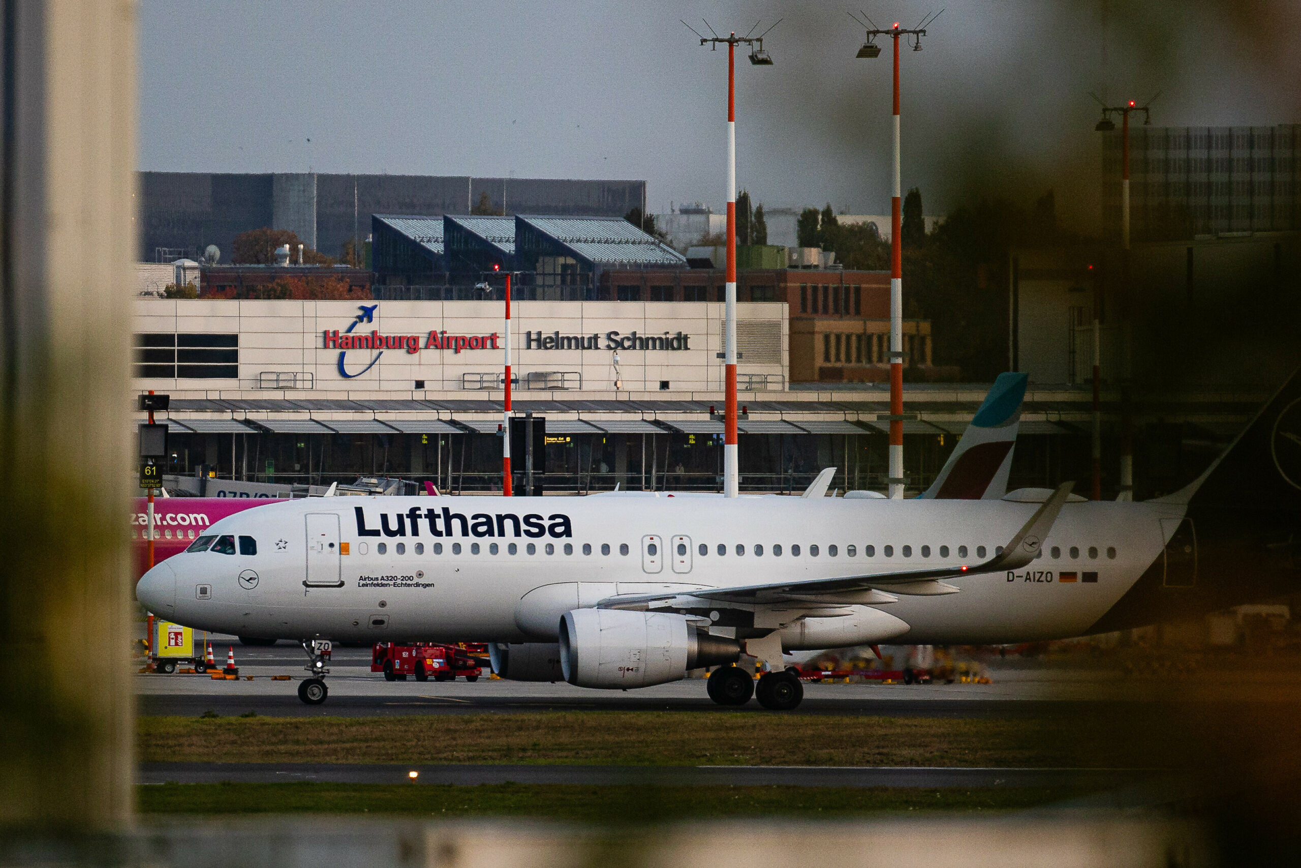 Ein Flugzeug der Fluglinie Lufthansa vor dem Terminal des Flughafen Hamburg.