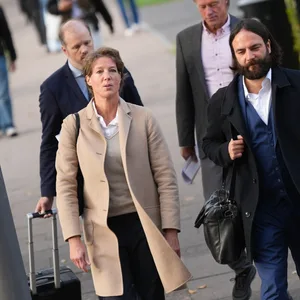 Christina Block und Gerhard Delling sowie ihre Anwälte erscheinen zum Prozess im Landgericht Hamburg.