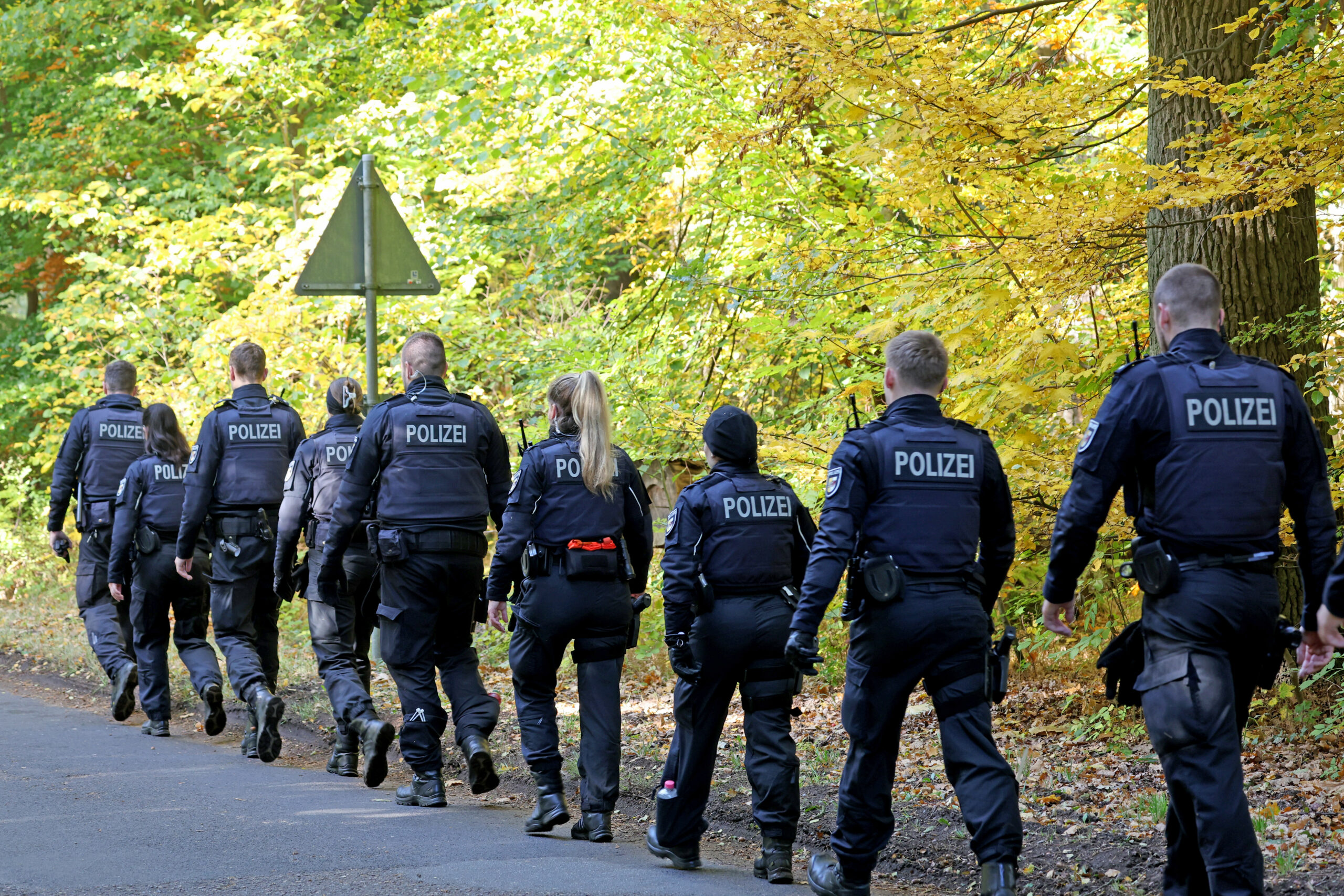 Die Polizei sucht in einem Waldstück neben einem Gewerbegebiet nach dem achtjährigen Fabian. Der Junge wird seit dem 10.10.2025 vermisst.