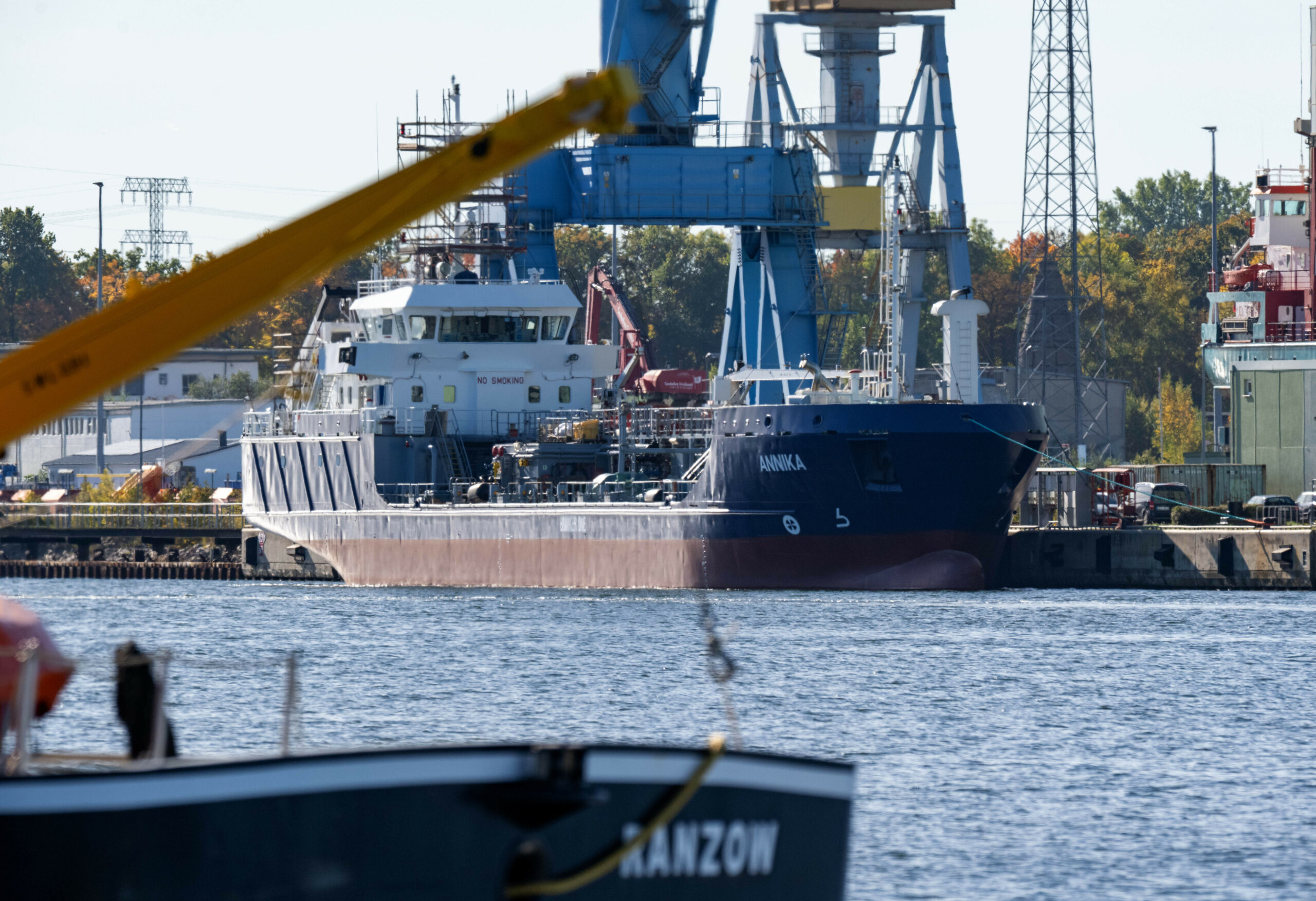 Der Öltanker „Annika“ liegt am Werftgelände der Volkswerft.