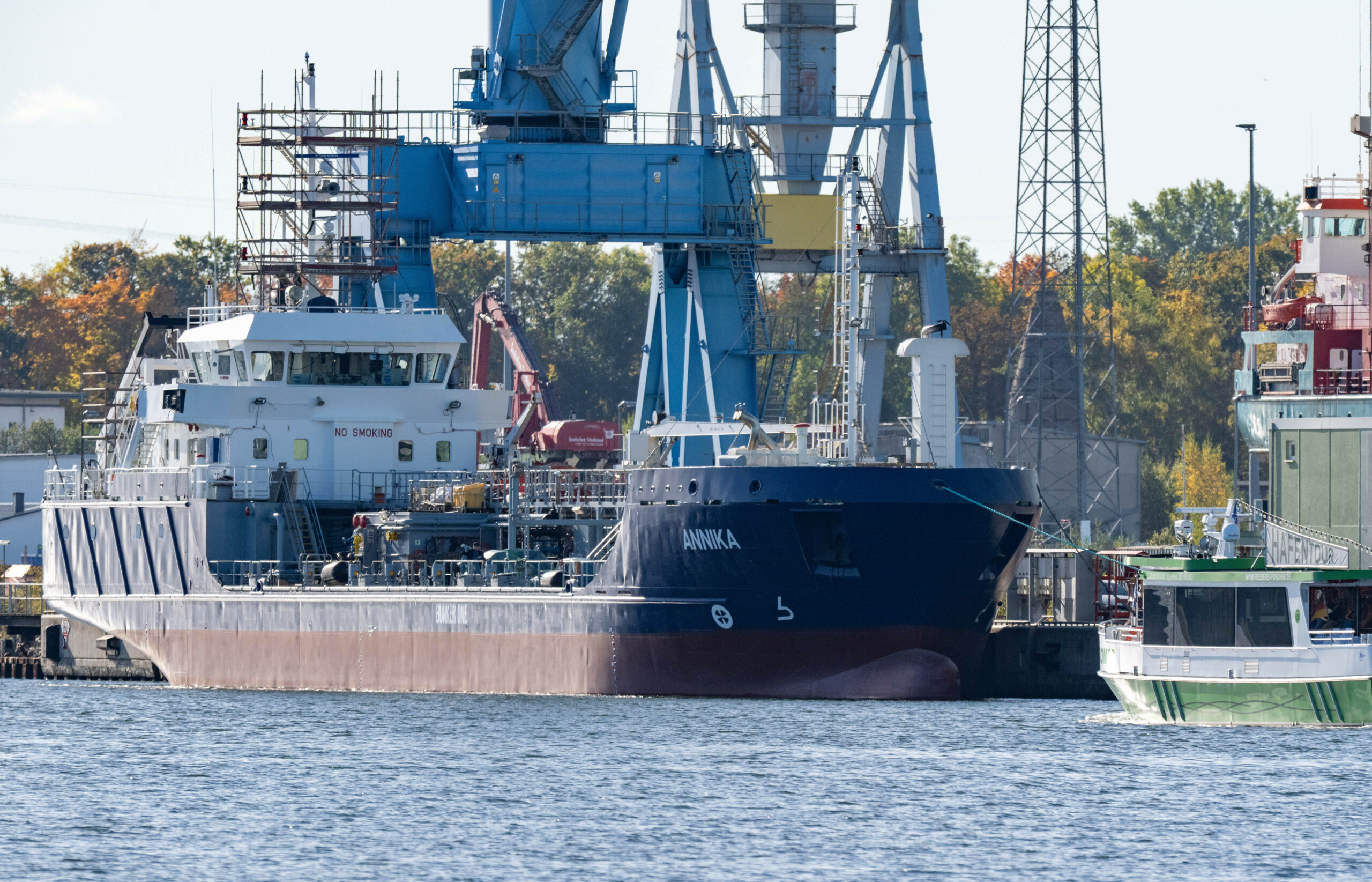 Das Schiff liegt am Werftgelände der Volkswerft.