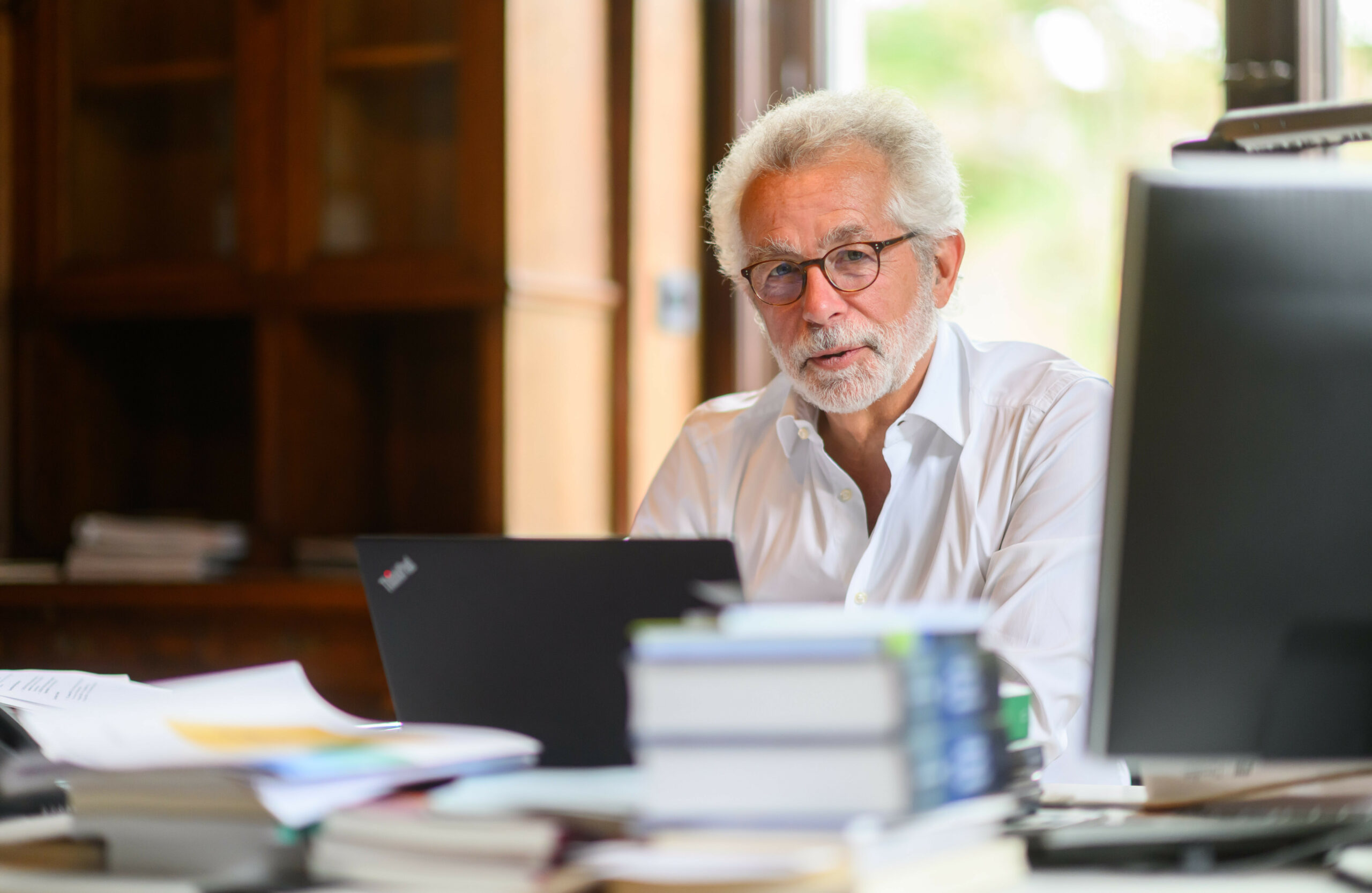 Politikwissenschaftler Hans Vorländer in seinem Büro.
