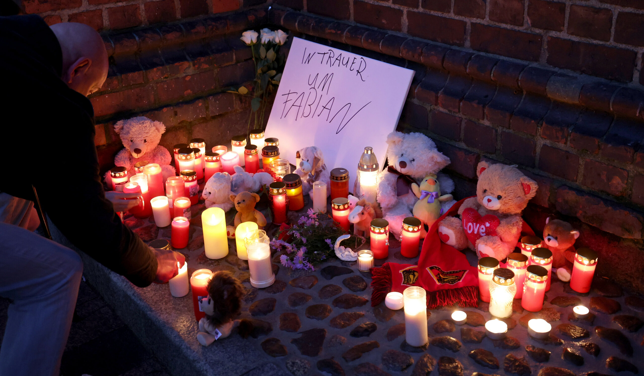 Vor Beginn eines Trauergottesdienstes stellen Teilnehmer Kerzen und Andenken vor die Marienkirche, nachdem eine Kinderleiche in einem Wald nahe Güstrow gefunden wurde. Laut Polizei handelt es sich bei der am Vormittag gefundenen Leiche mit hoher Wahrscheinlichkeit um den achtjährigen Fabian aus Güstrow, der am Freitag vermisst gemeldet worden ist.