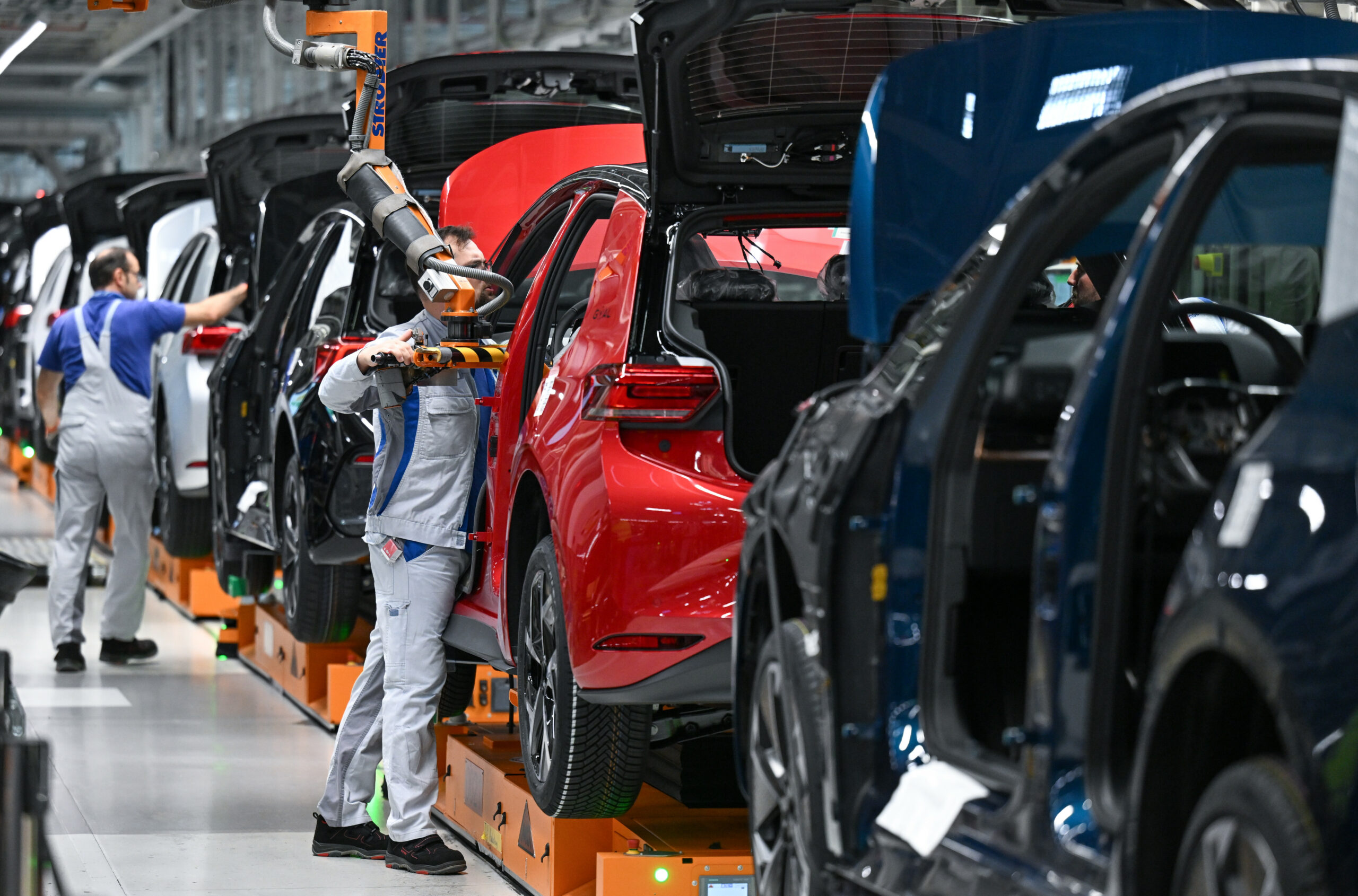 Elektroautos in der Fertigung in eine Werkshalle.