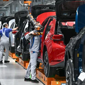 Elektroautos in der Fertigung in eine Werkshalle.